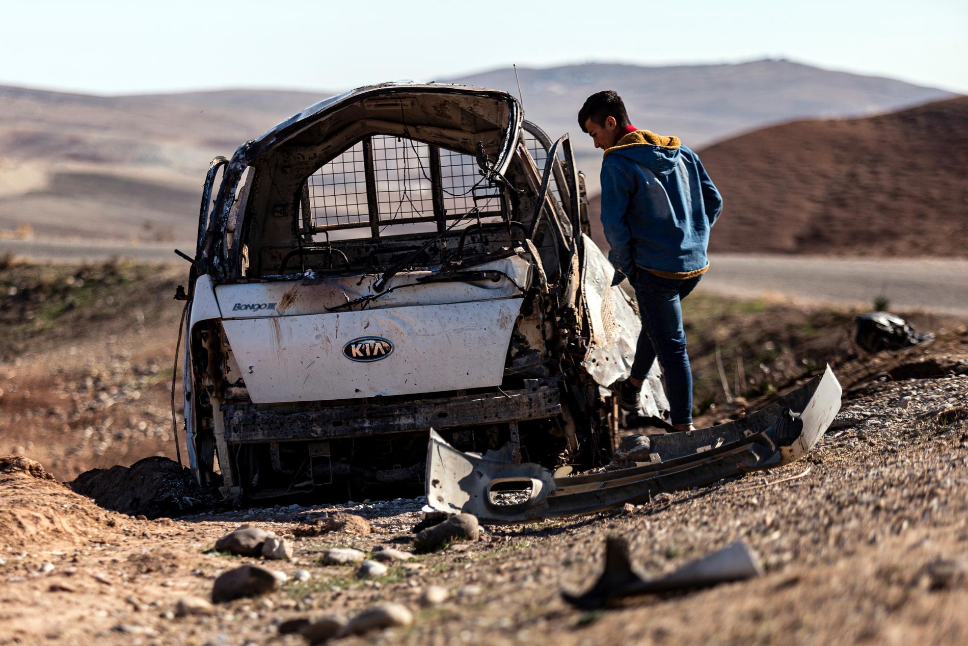 En bil som träffats av turkiskt flyganfall i byn Taql Baql i Syrien den 20 november.