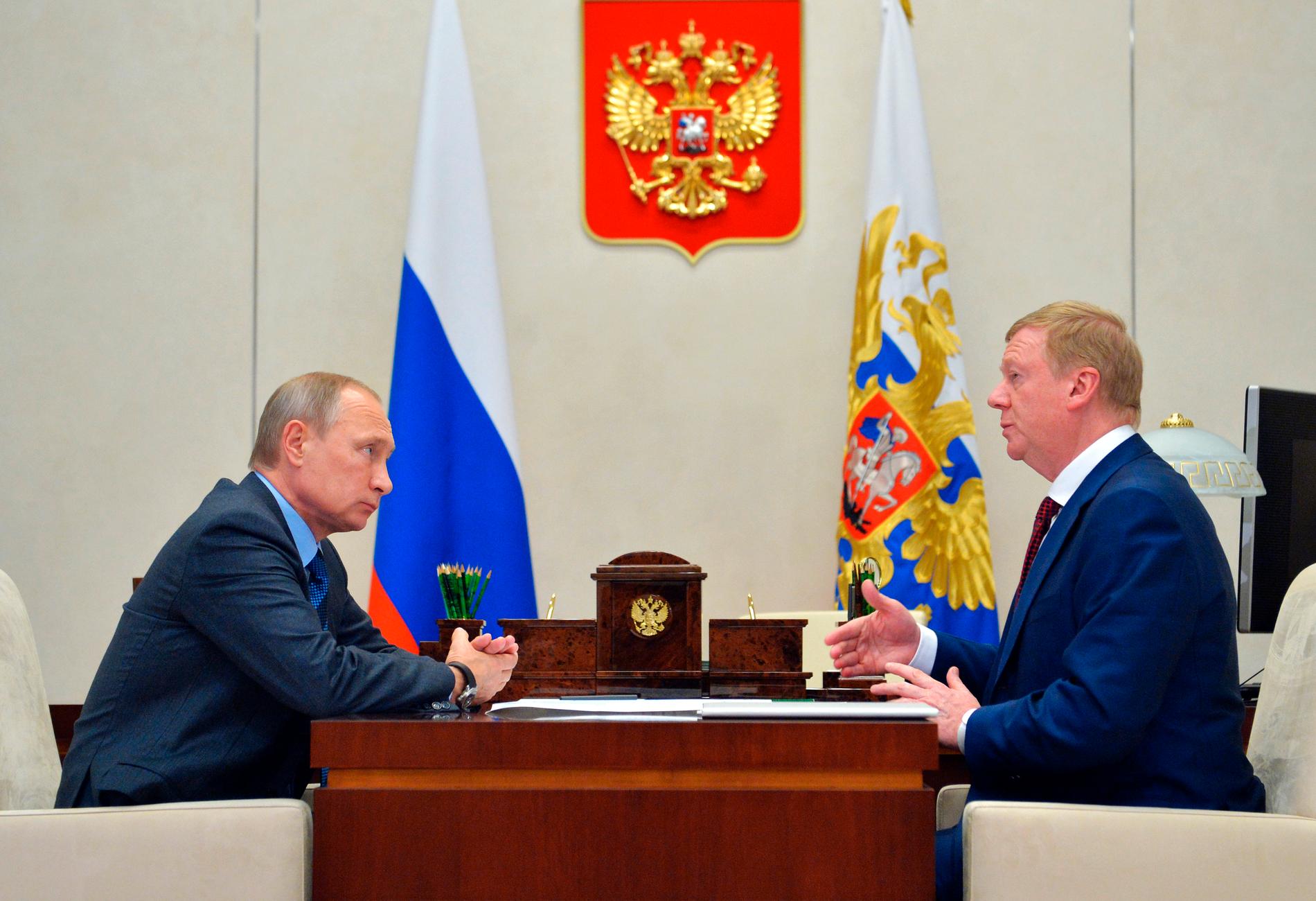Vladimir Putin och Anatolij Tjubajs i samtal 2016. 