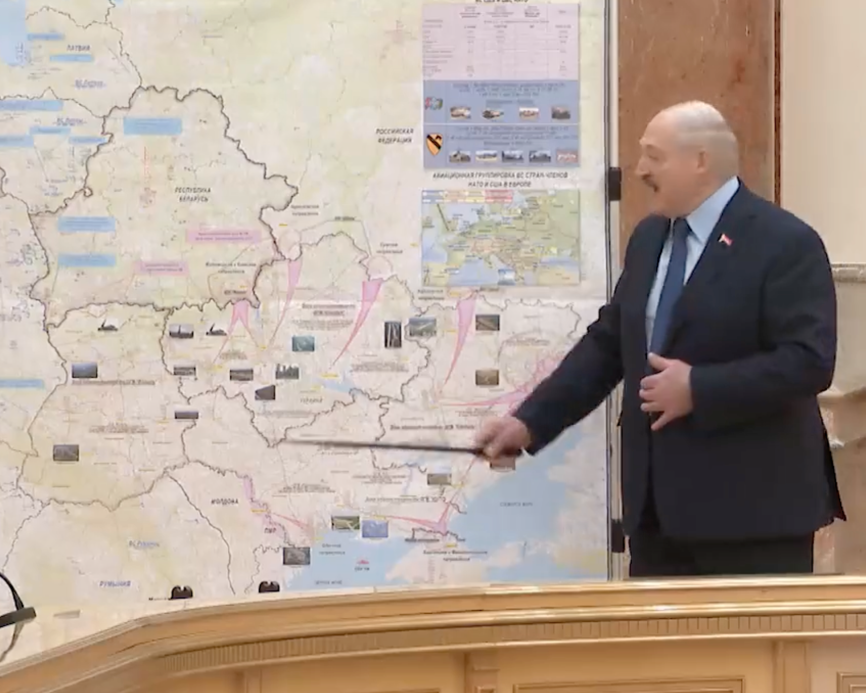 Lukasjenko pekar på sin karta, som är full med pilar. Transnistrien är markerat som rosa på kartan.