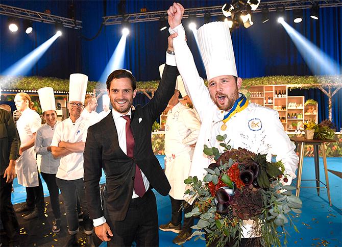 Prinsen och kingen. Carl Philip är Årets kock-tävlingens beskyddare och satt med i juryn.
