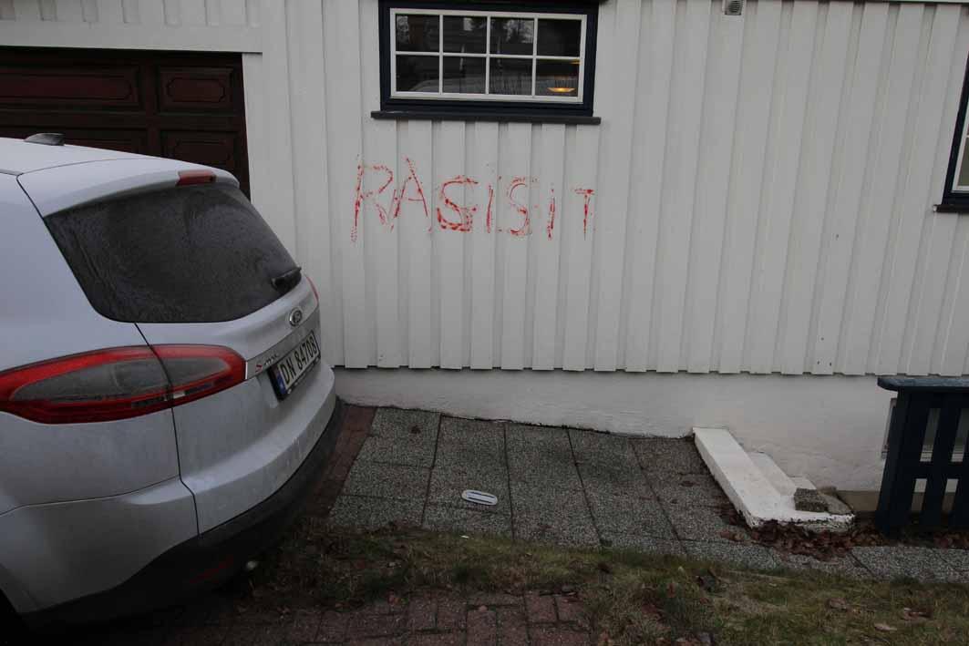Ett av budskapen som målades på parets egendom i Oslo, på en bild som var del av bevisningen.