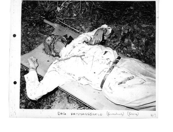 Bilderna som visar Dag Hammarskjölds kropp efter kraschen har legat i ett arkiv som svenska myndigheter haft tillgång till. Men de har valt att inte visa upp dem. Nu har tidningen Tiden kommit över bilderna.