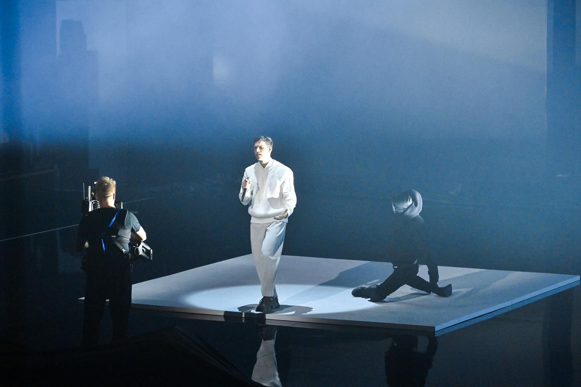 Eric Saade på scenen under Melodifestivalens genrep