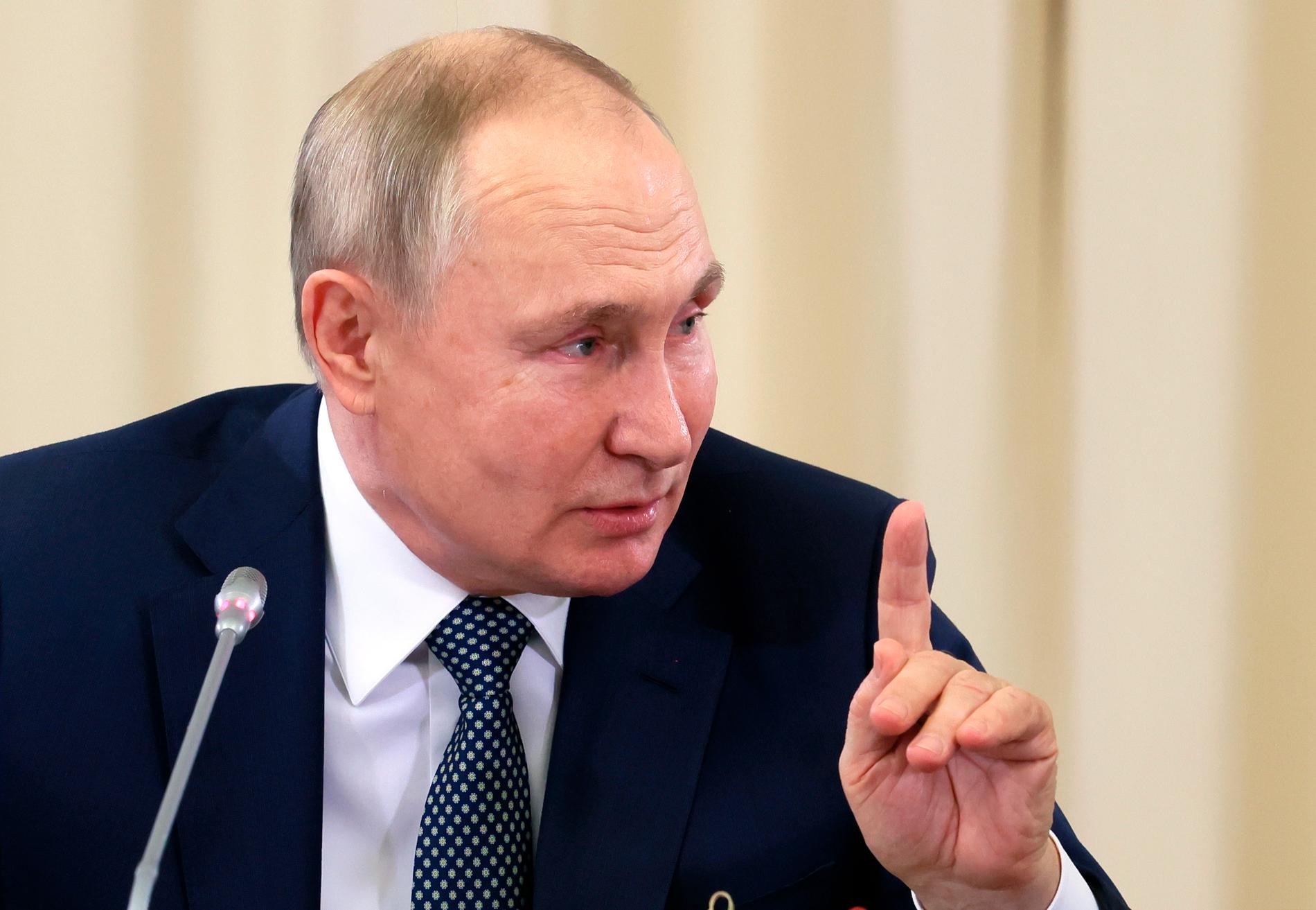 Vladimir Putin verkar lägga sig i schacksporten.
