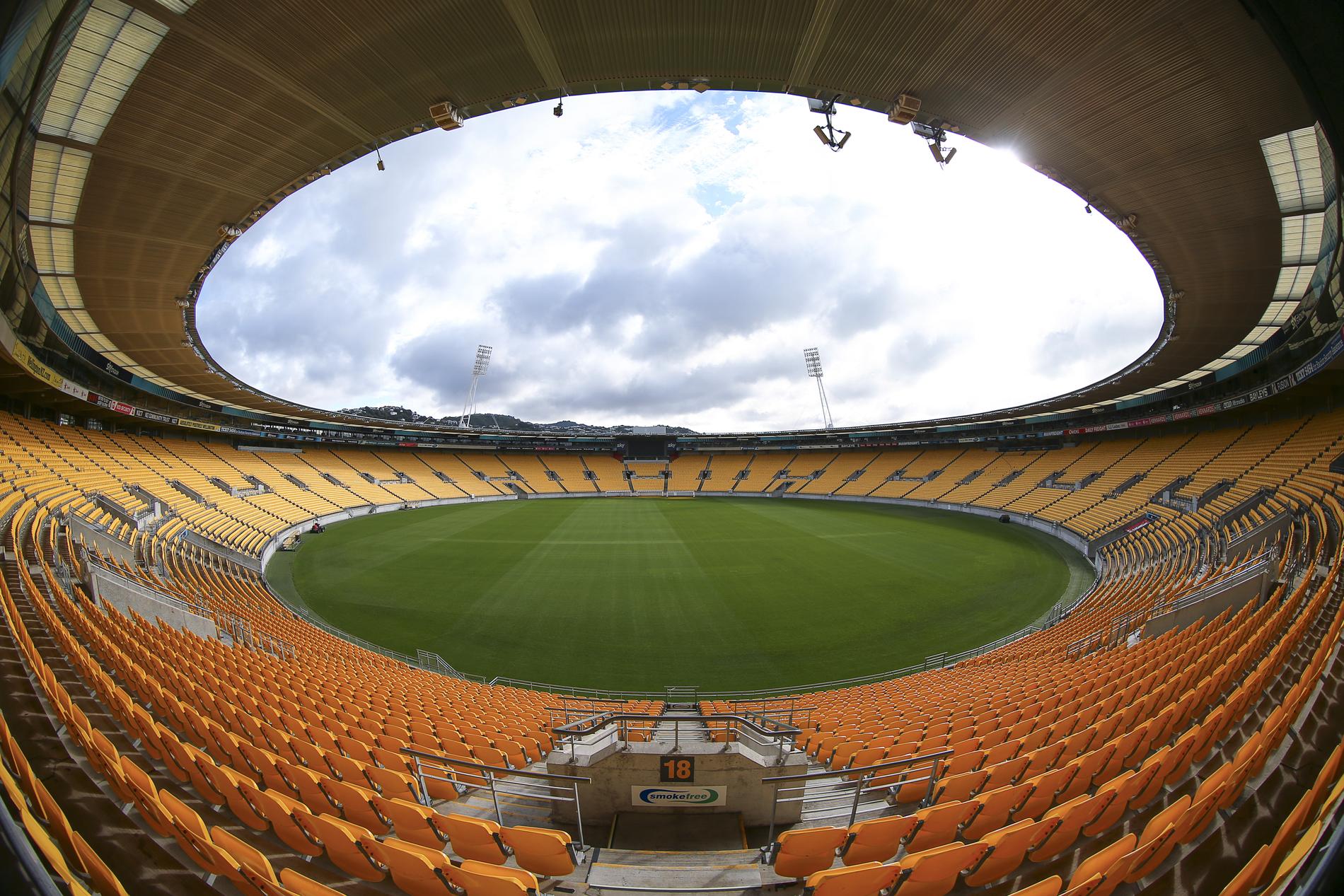 WELLINGTON, NYA ZEELAND Sky Stadium i Wellington är tom på måndagen, då landet stängt ner sportevenemang.