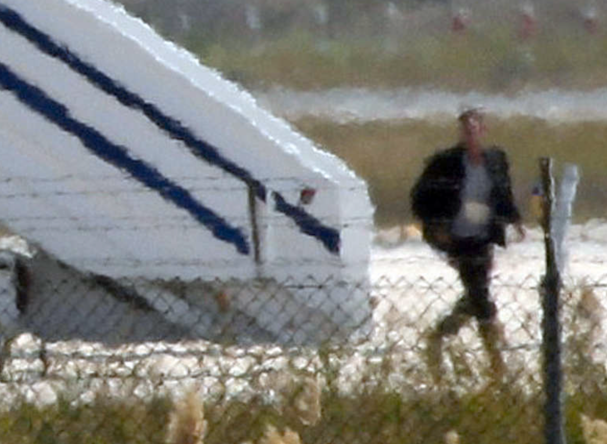 Mannen på bilden uppges vara den misstänkte kaparen när han lämnar planet på Larnacas flygplats.