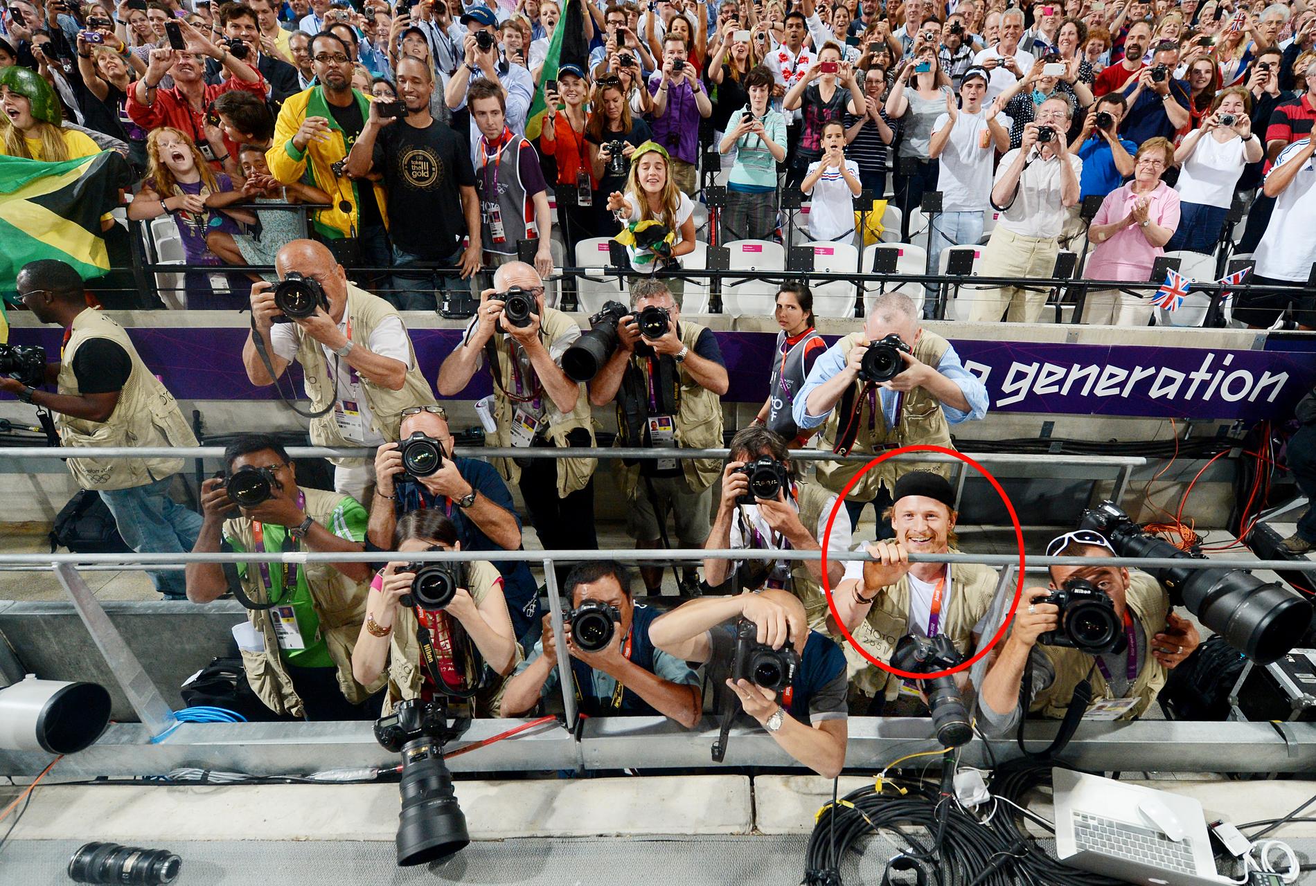 Bolt lånar Sportbladets fotograf Jimmy Wixtröms kamera och förevigar segerfesten och Jamaicas storslam i 200 meters finalen. Här fotar han även Sportbladets Jimmy Wixtröm.