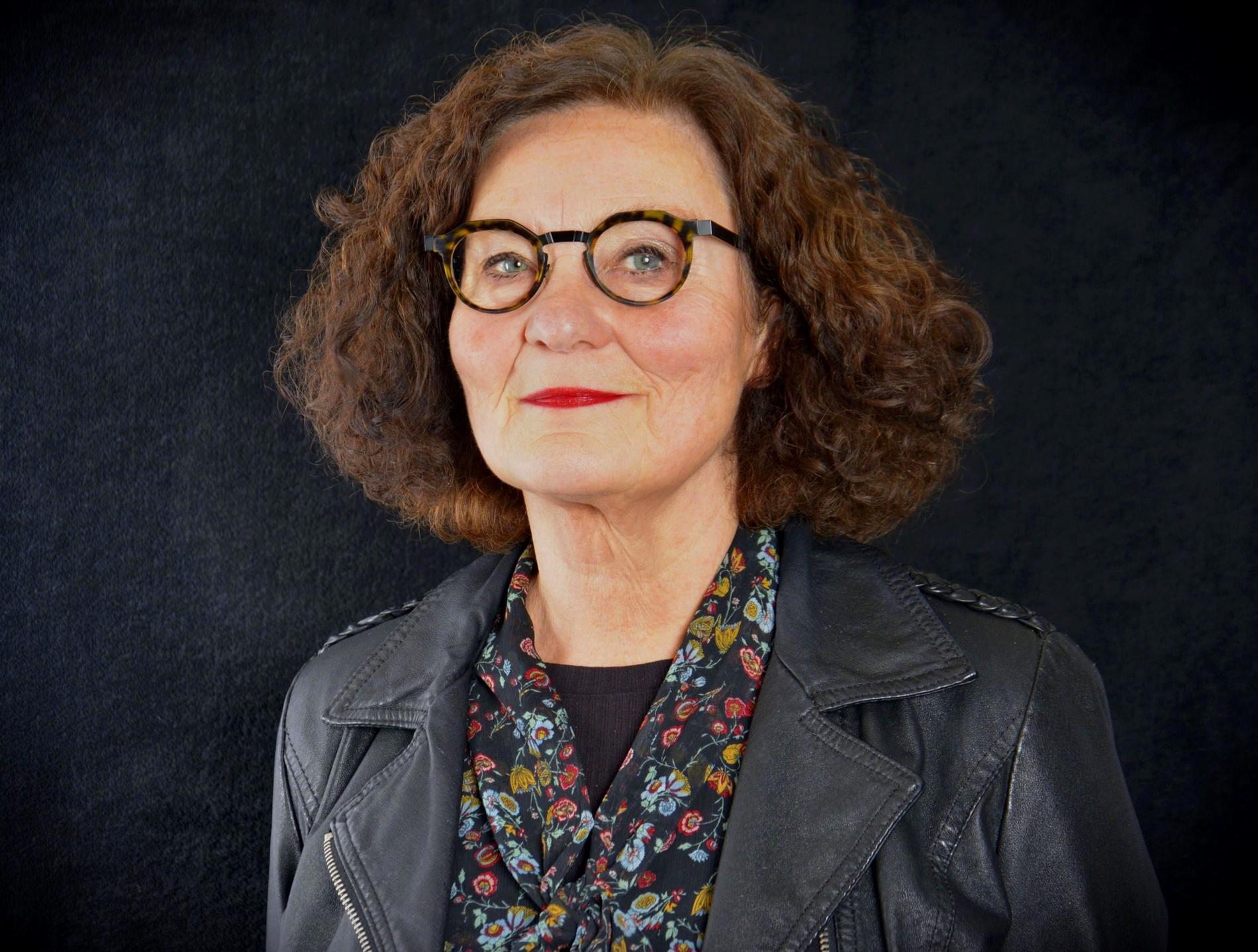 Ebba Witt Brattström är litteraturprofessor. Hon disputerade 1988 på avhandlingen ”Moa Martinson: skrift och drift i trettiotalet”.