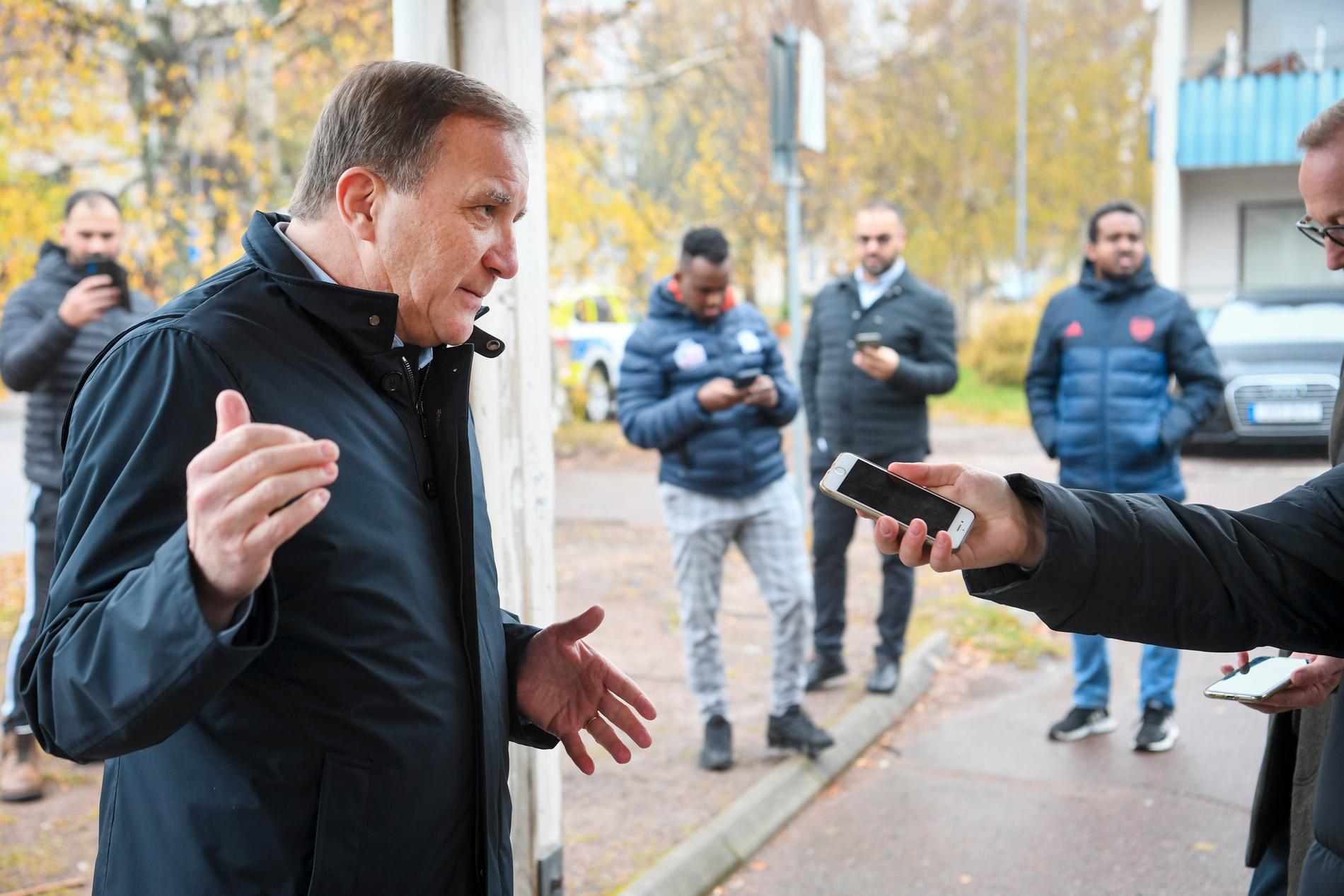 Statsminster Stefan Löfven (S) pratar med en journalist under en rundvandring i bostadsområdet Tjärna ängar i Borlänge.