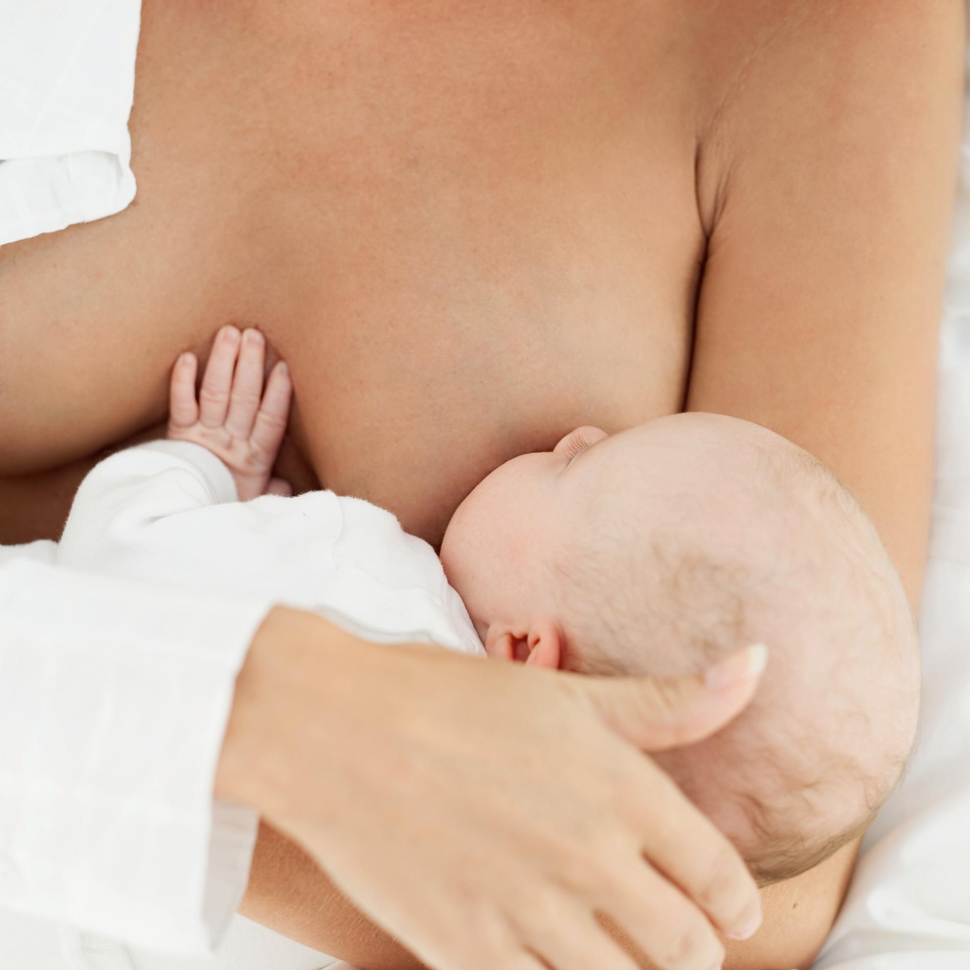 Ett sätt att lindra mjölkstockning är att låta barnet amma från det drabbade bröstet.  
