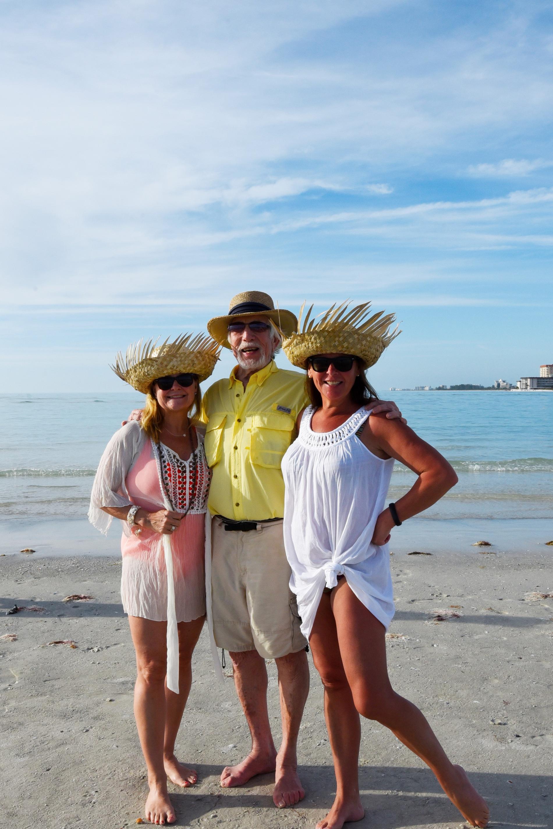 Owe Thörnqvist laddar upp i Florida – och träffade schlagerveteranerna Elisabeth Andreassen och Lotta Engberg på stranden.