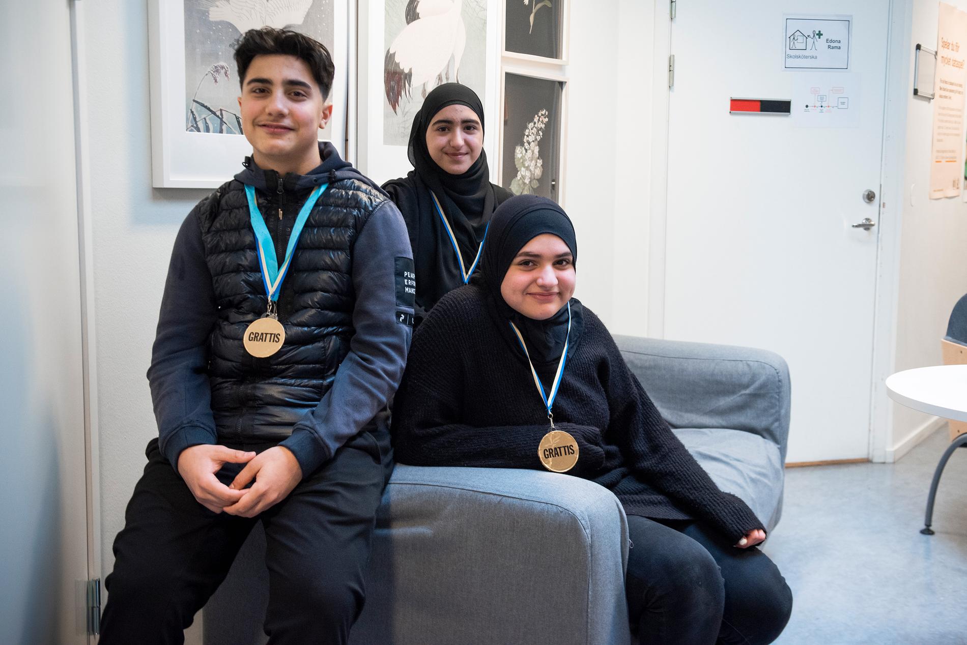 Zain Tayeh, Zainab Eliwy och Ibtisam Jaber vinner unga journalistpriset 2022. 