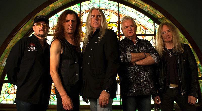 Saxon (sångaren Bill Byford i mitten).