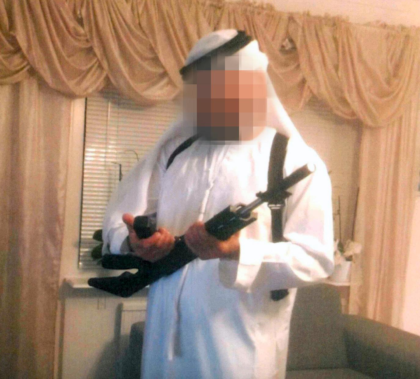 Den mordmisstänkte mannen hade ett stort vapenintresse. Här poserar han med ett av sina vapen.