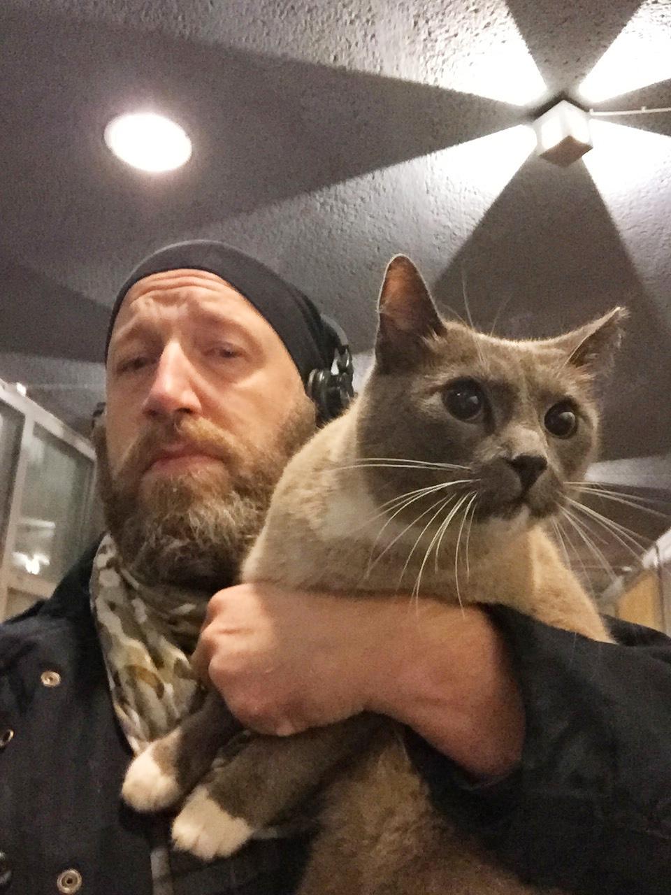 Katten Cato med ägaren Magnus Björn, 44.