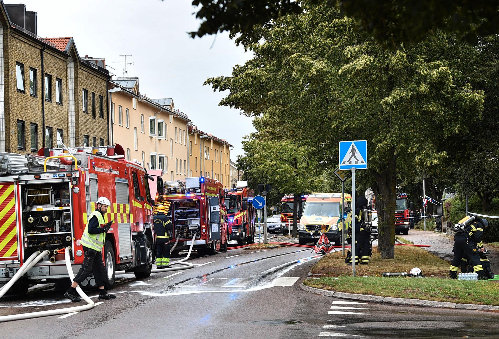 Räddningstjänst och polis har evakuerat boende från huset i Åstorp och branden har spridit sig upp på vinden.