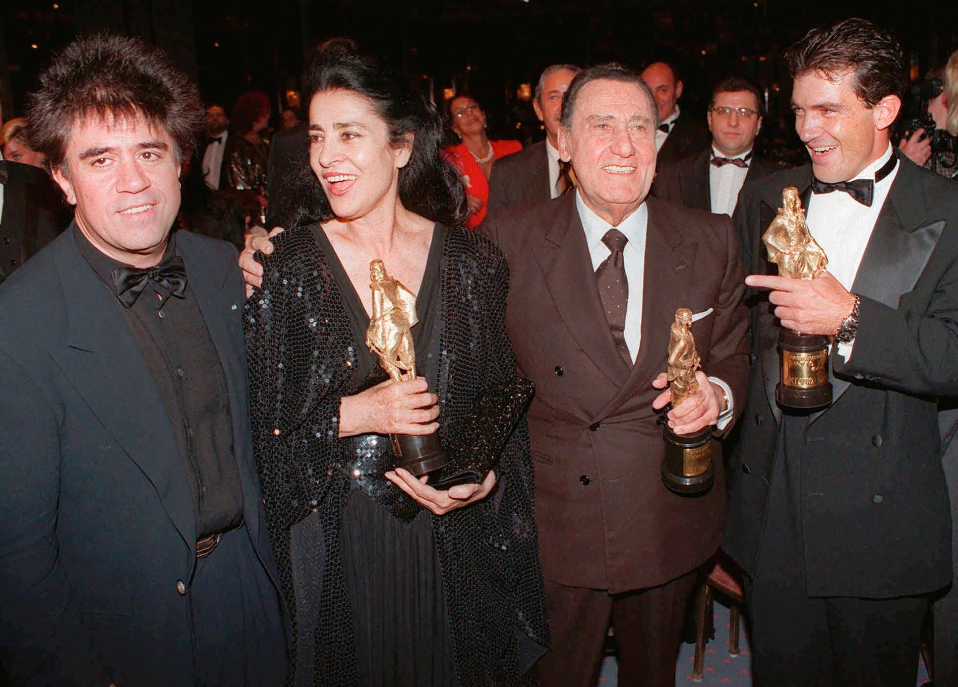 Pedro Almodovar, Irene Papas, Alberto Sordi och Antonio Banderas på en gala i Berlin 1996.