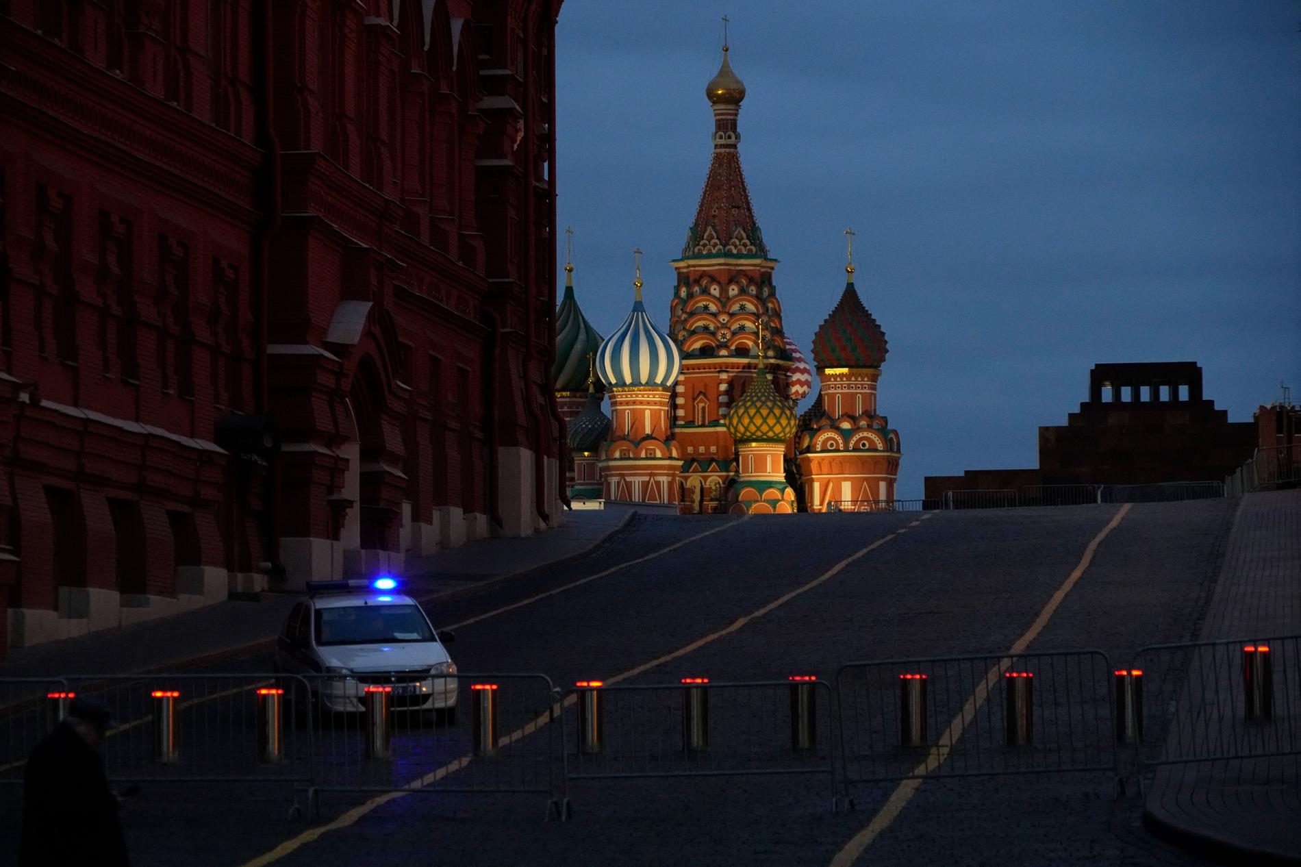 Vasilijkatedralen i Moskva med de välkända lökkupolerna. 