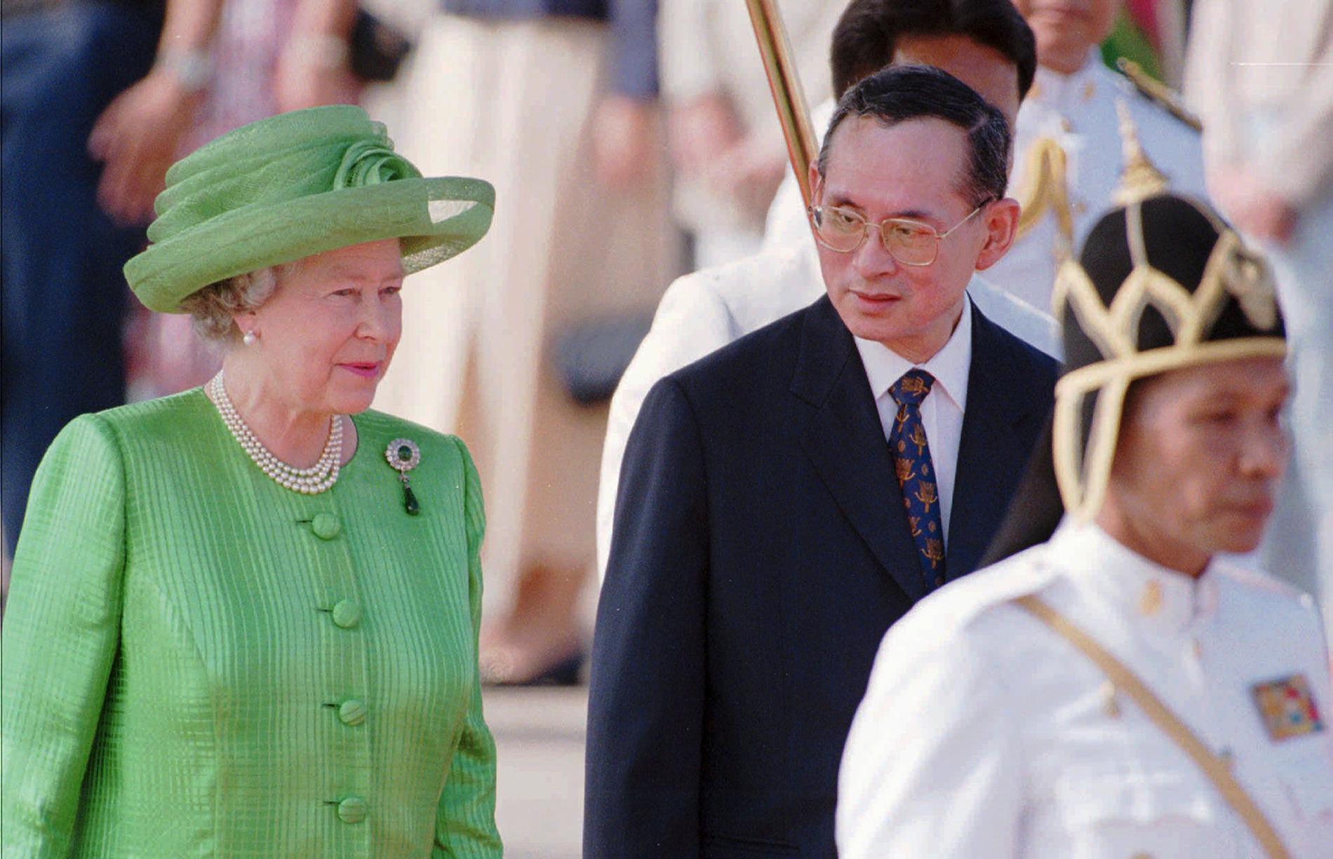 Tillsammans med den thailändska kungen Bhumibol Adulyadej.