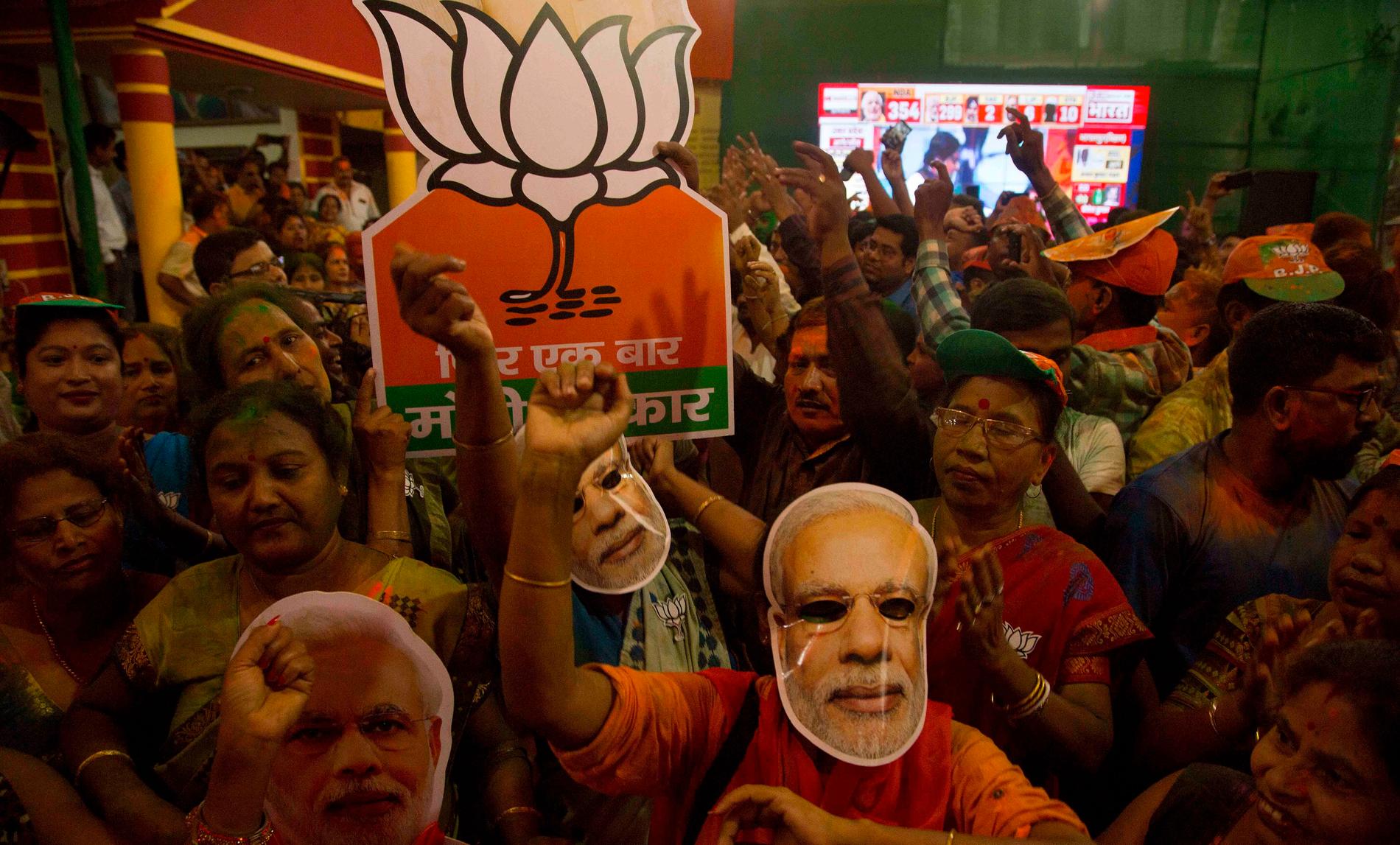 Anhängare till den indiska premiärministern Narendra Modi firar efter valsegern.