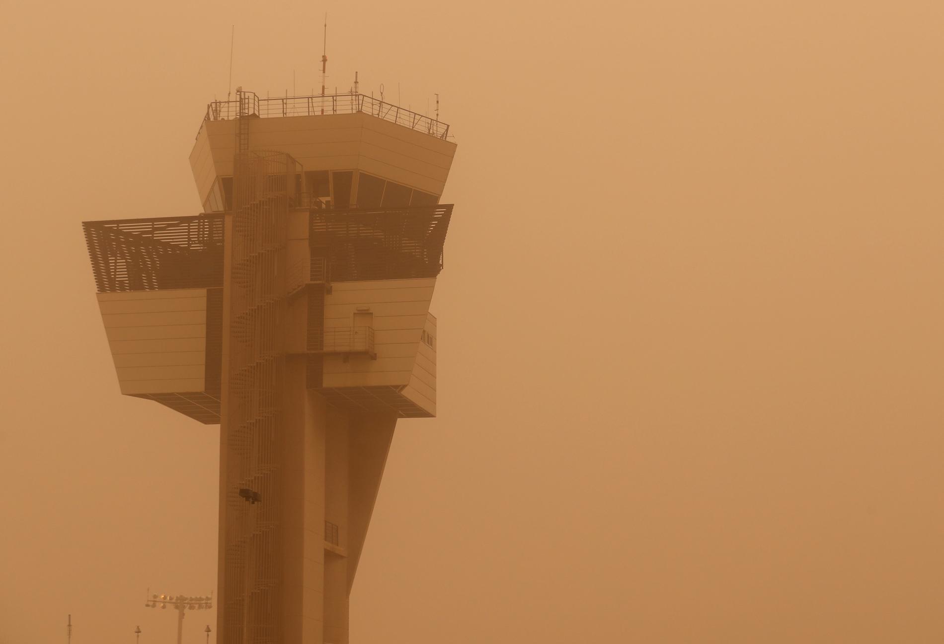 Ett kontrolltorn på den sandstormsdrabbade flygplatsen i Las Palmas.