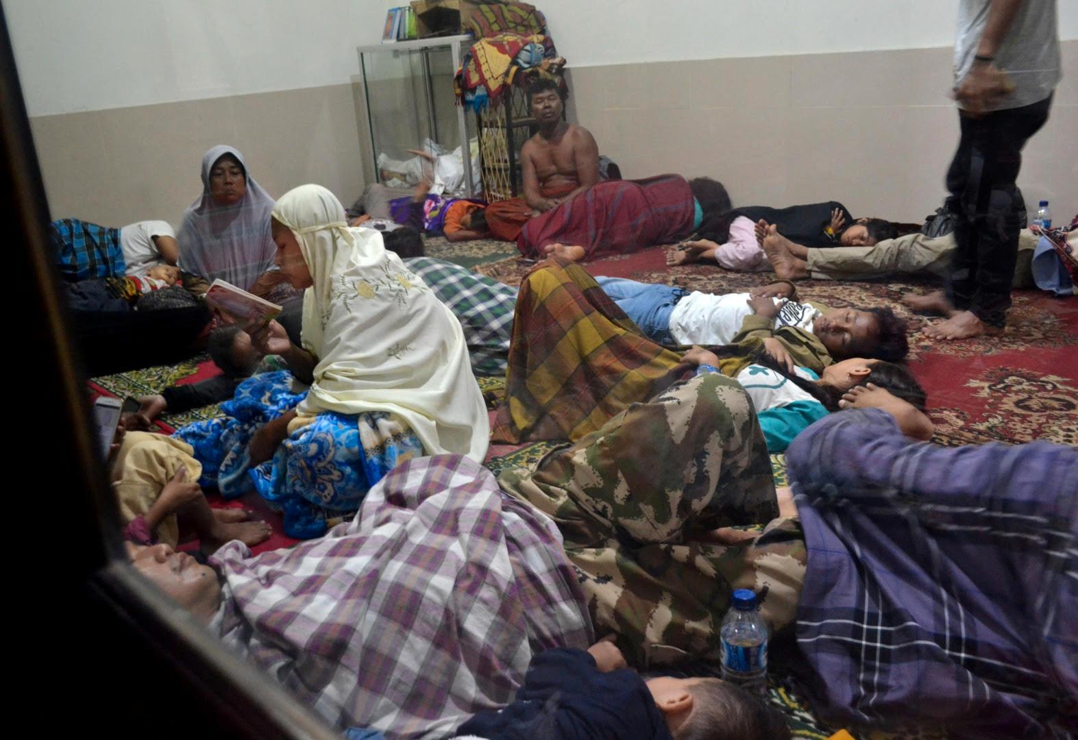 Invånare i Pandelang tog skydd i en moské efter en tsunami vid Sundasundet i Indonesien.