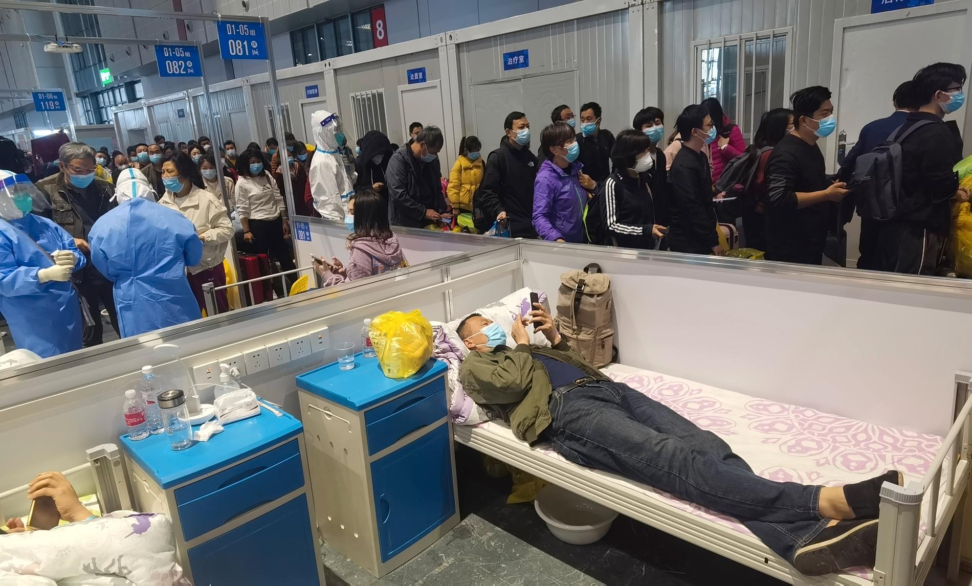 I Shanghai har coronasmittade invånare isolerats i provisoriska karantäncenter.