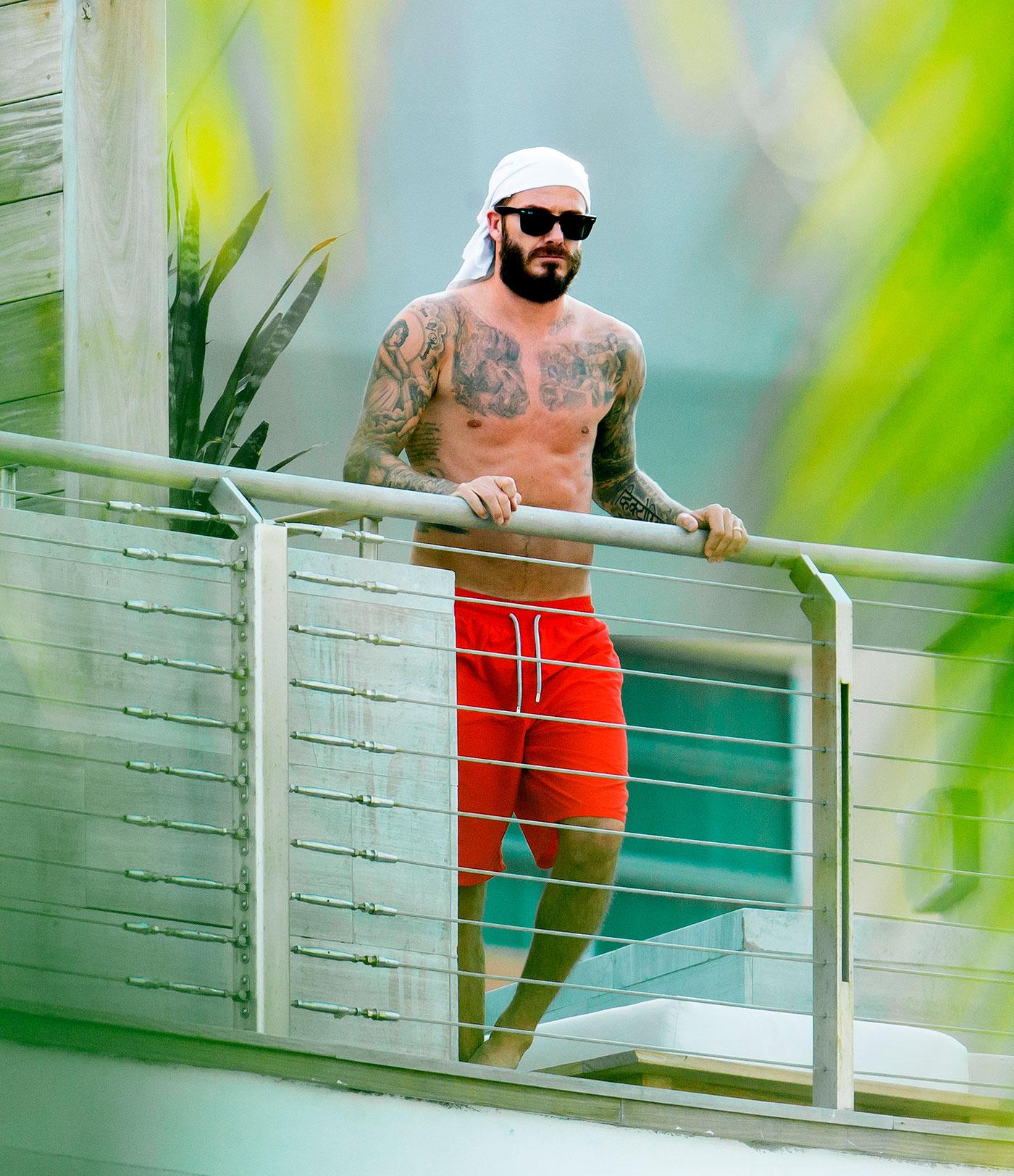 David Beckham — stilikonen — går full hipster på en balkong i Miami.