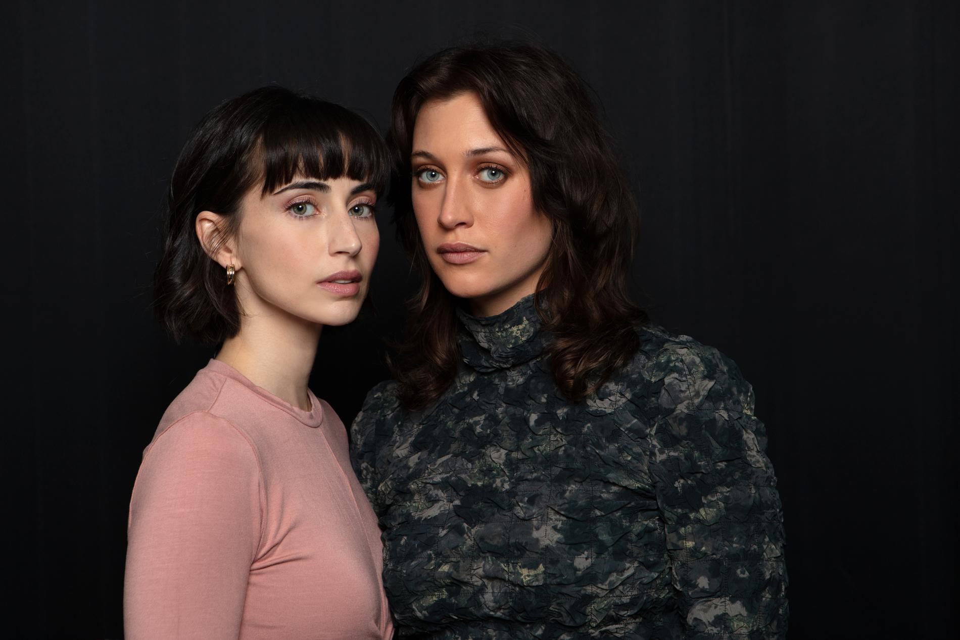 Dilan Gwyn (vänster) och Julia Ragnarsson spelar huvudrollerna i den kommande serien "Två systrar". Pressbild.