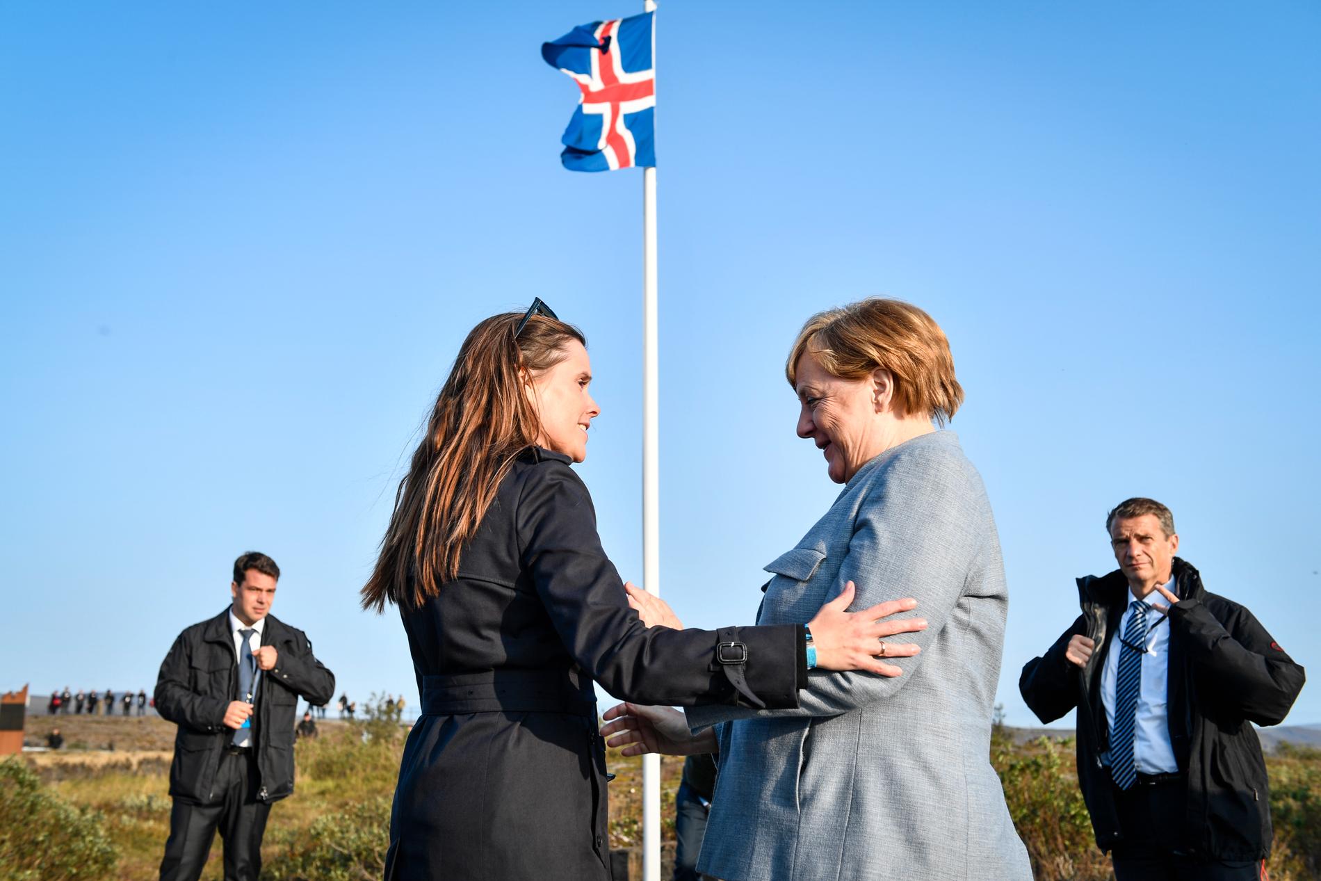 Islands statsminister Katrín Jakobsdottír tar emot Tysklands förbundskansler Angela Merkel vid sommarresidenset i Thingvellir nationalpark, inför de nordiska statsministrarnas årliga inofficiella sommarmöte.