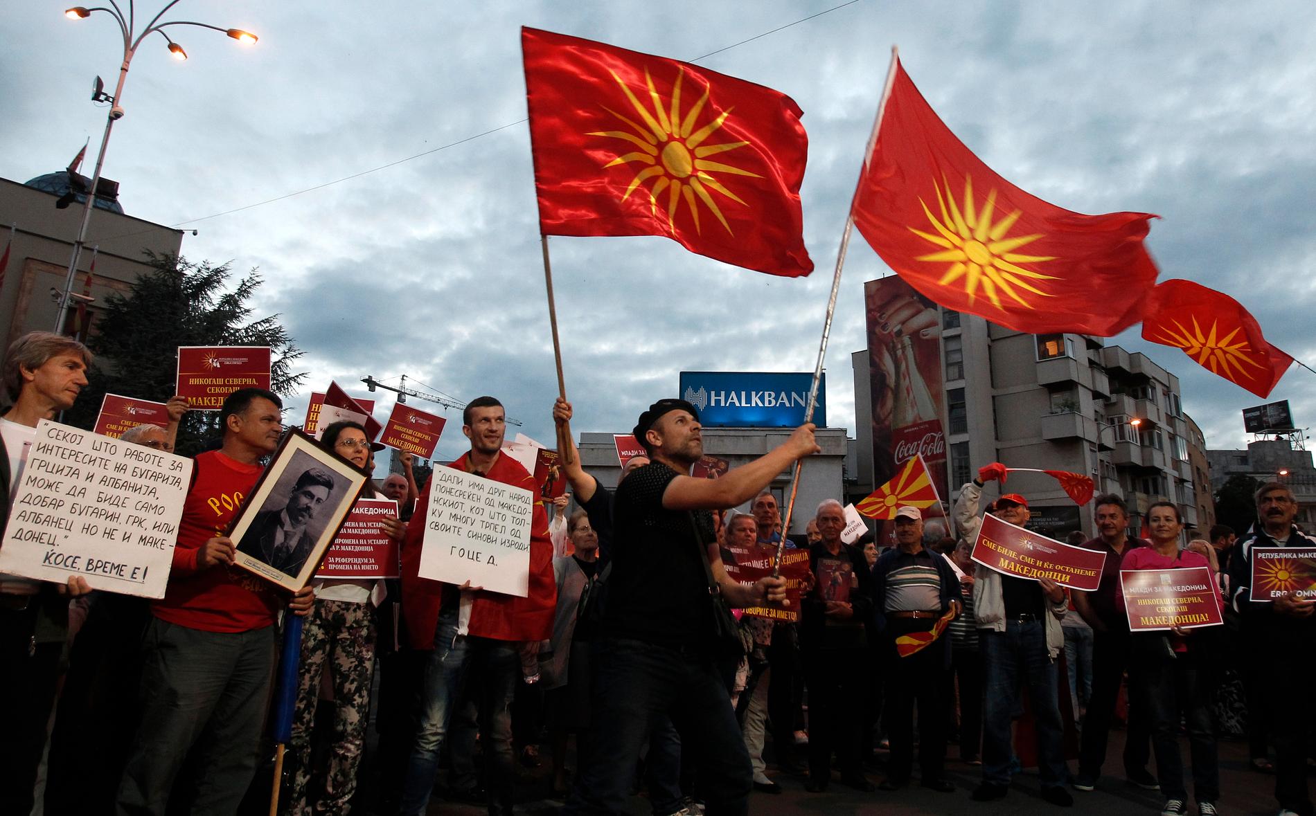 Demonstranter protesterar mot namnbytet utanför parlamentet i Skopje. Bilden är från i juni.
