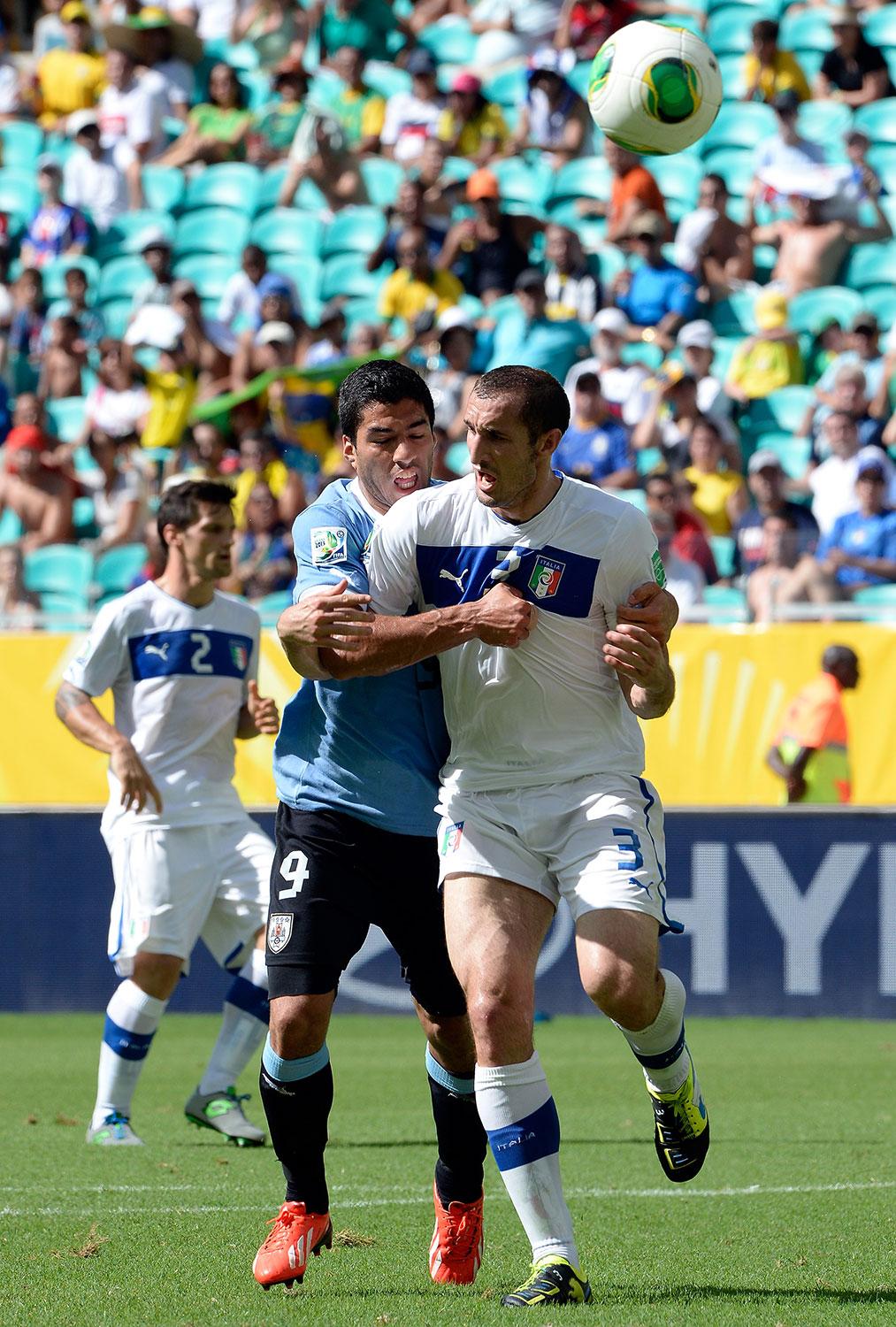 Redan när Uruguay mötte Italien i fjolårets Confederations Cup rök Suárez och Chiellini ihop...