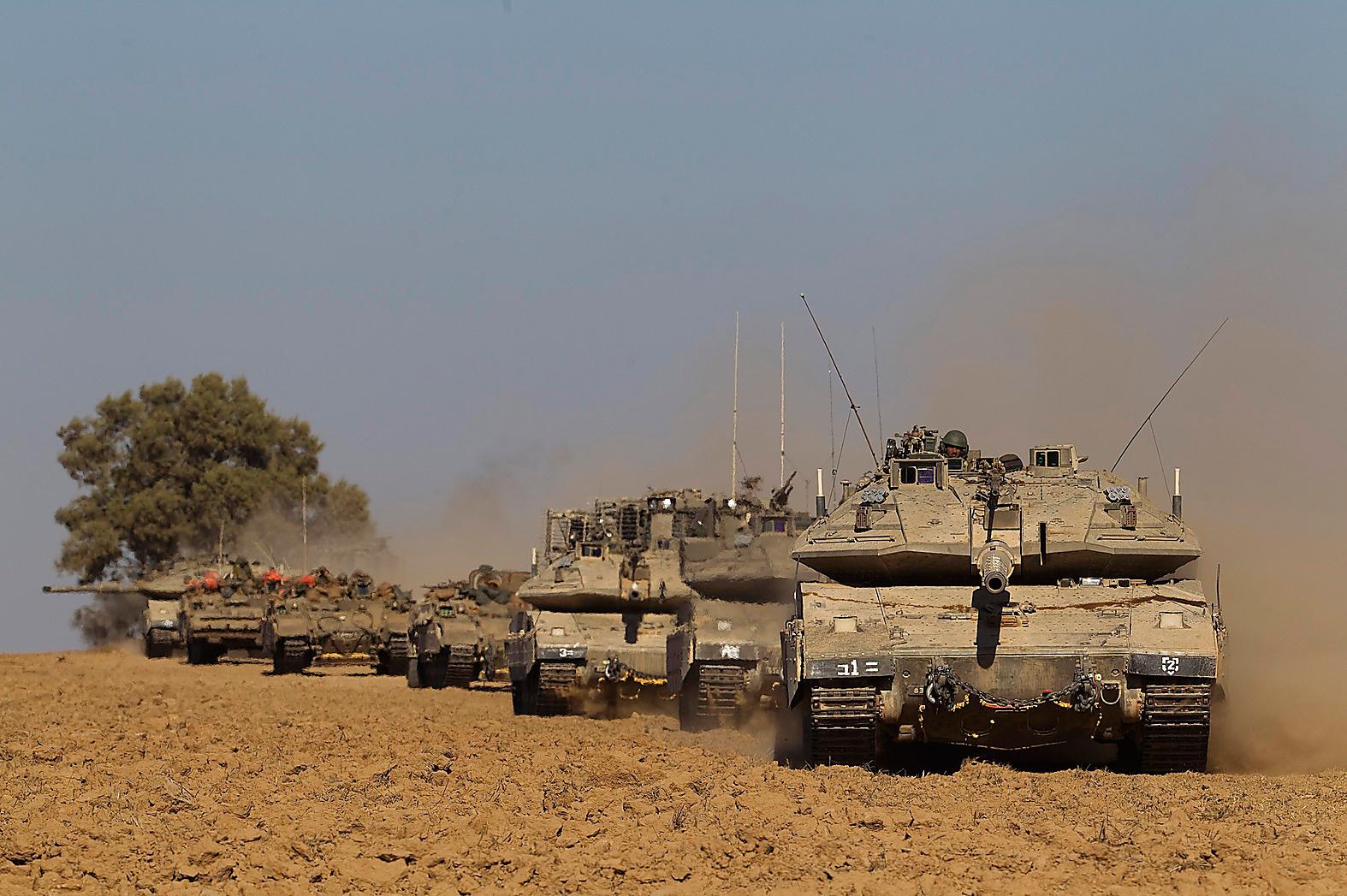 Israeliska stridsvagnar nära gränsen mot Gaza. Foto: Ronen Zvulun.