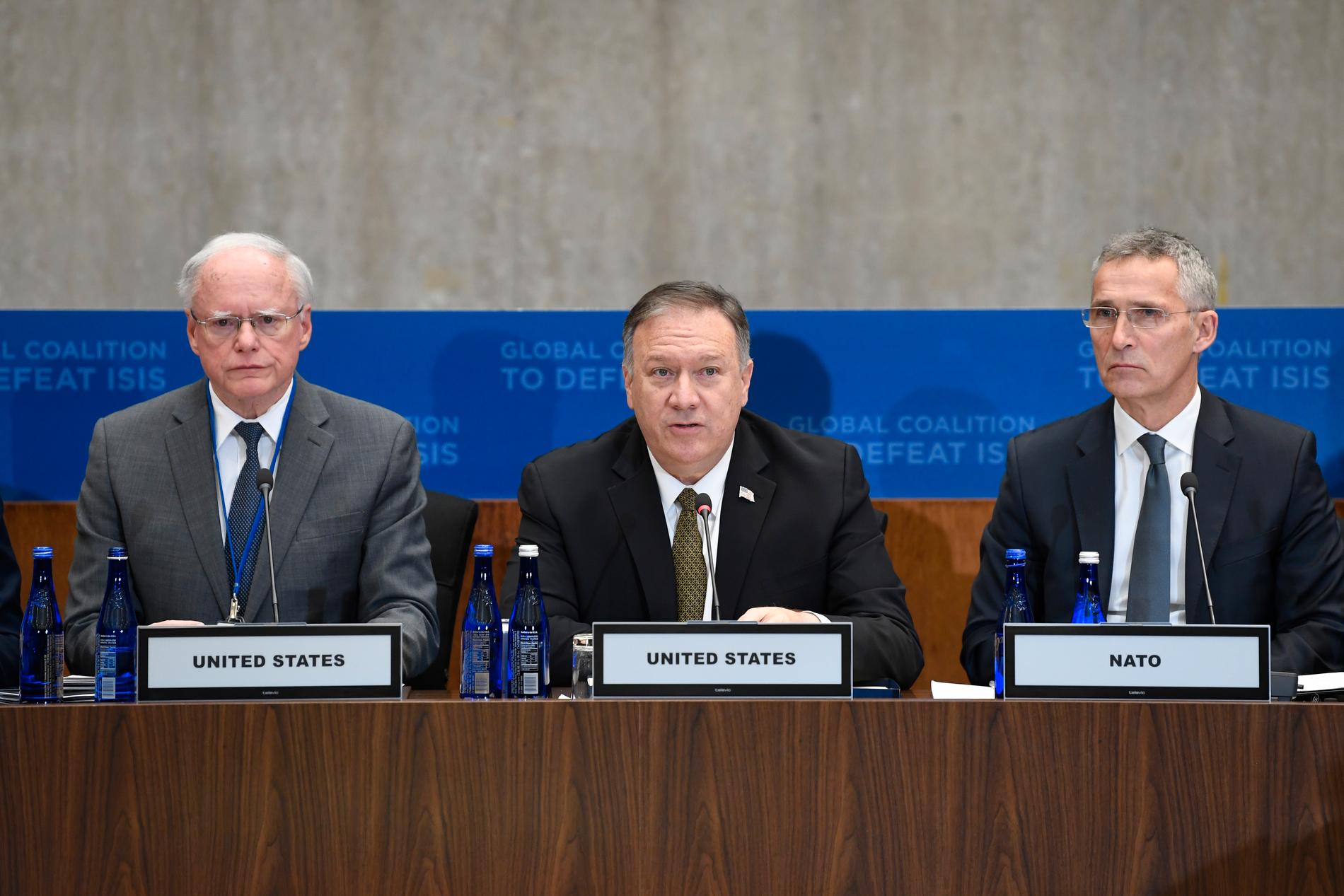 USA:s utrikesminister Mike Pompeo flankerad av USA:s särskilda Syriensändebud James Jeffrey (till vänster i bild) och Natos generalsekreterare Jens Stoltenberg vid mötet i Washington.