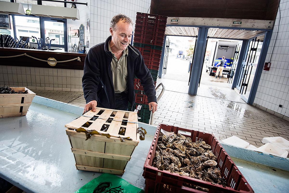 Pierre-Jean Gouguec tror inte att det svenska landslagets närvaro i staden kommer att öka försäljningen av fisk och skaldjur. ”Turistperioden är lite senare”, säger han.