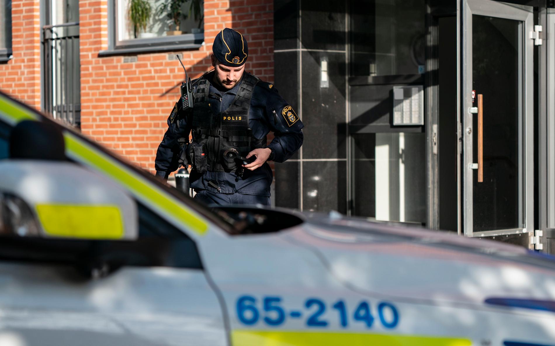 Polis på plats efter att två personer hittats döda i en lägenhet i Västra Hamnen i Malmö.
