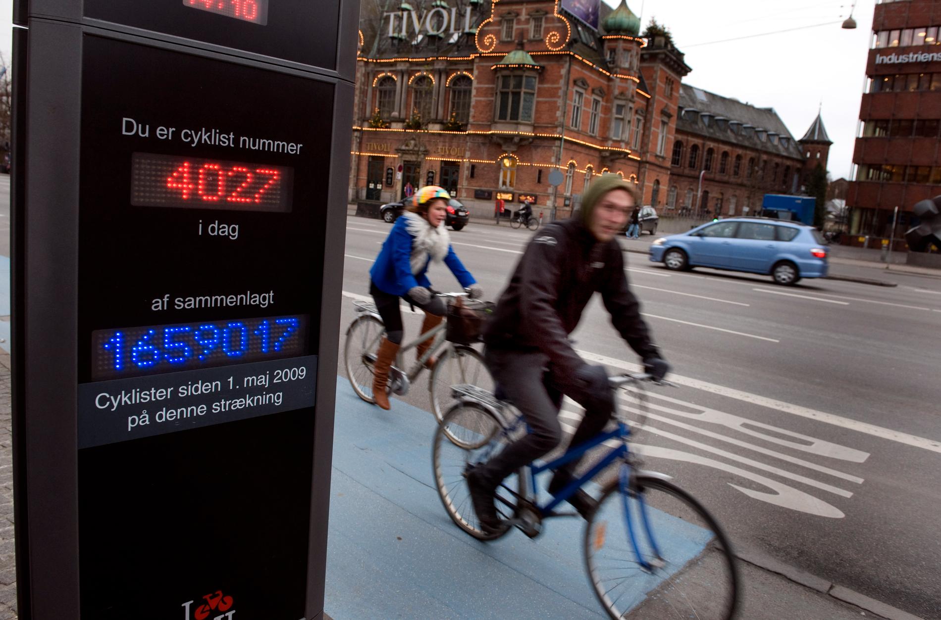 Cyklister på en gata i Köpenhamn, där cykelbanan tydligt avgränsas från körbanan. Arkivbild.