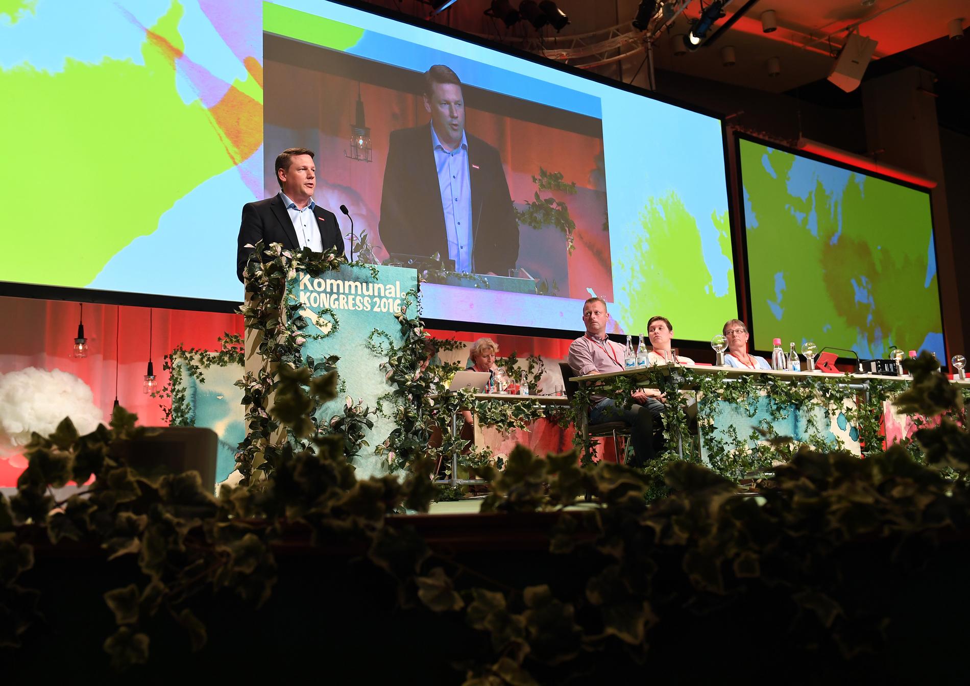 Förbundsordförande Tobias Baudin talar under fackförbundet Kommunals kongress i Folkets hus i Stockholm på fredagen.