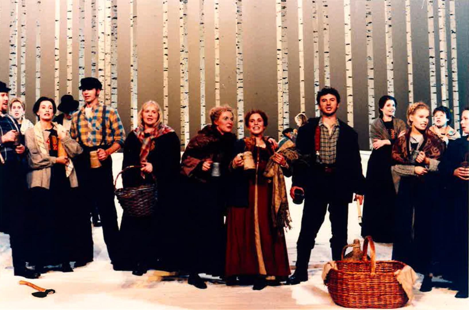 Ensemblen på scen. I mitten syns bland annat Harriet Cronström, Åsa Bergh, Helen Sjöholm och Anders Ekborg.