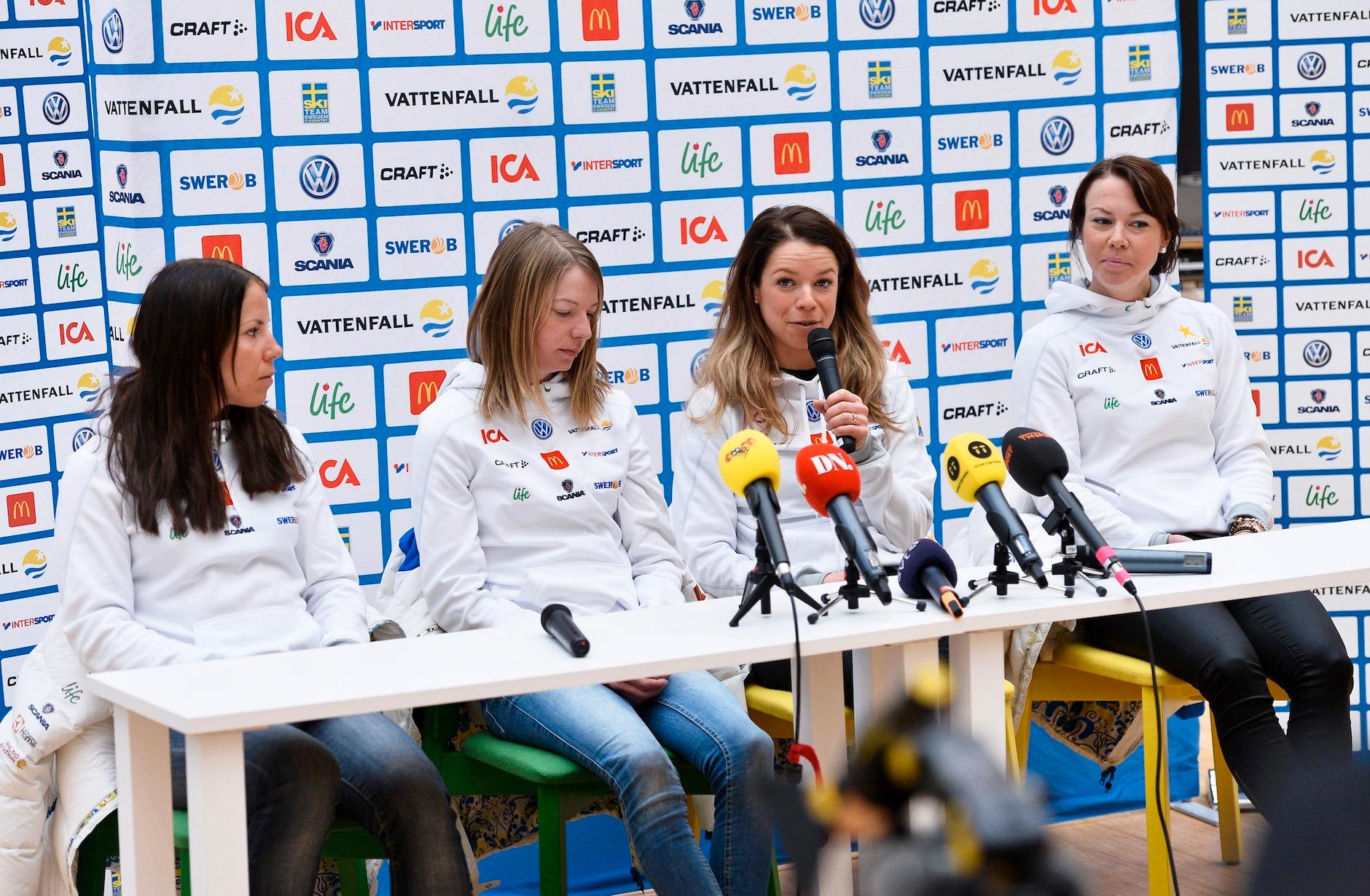 Charlotte Kalla, Sofia Bleckur, Maria Rydqvist och Emma Wikén under pressträffen inför damernas 15 km skiathlon under skid-VM i Falun.