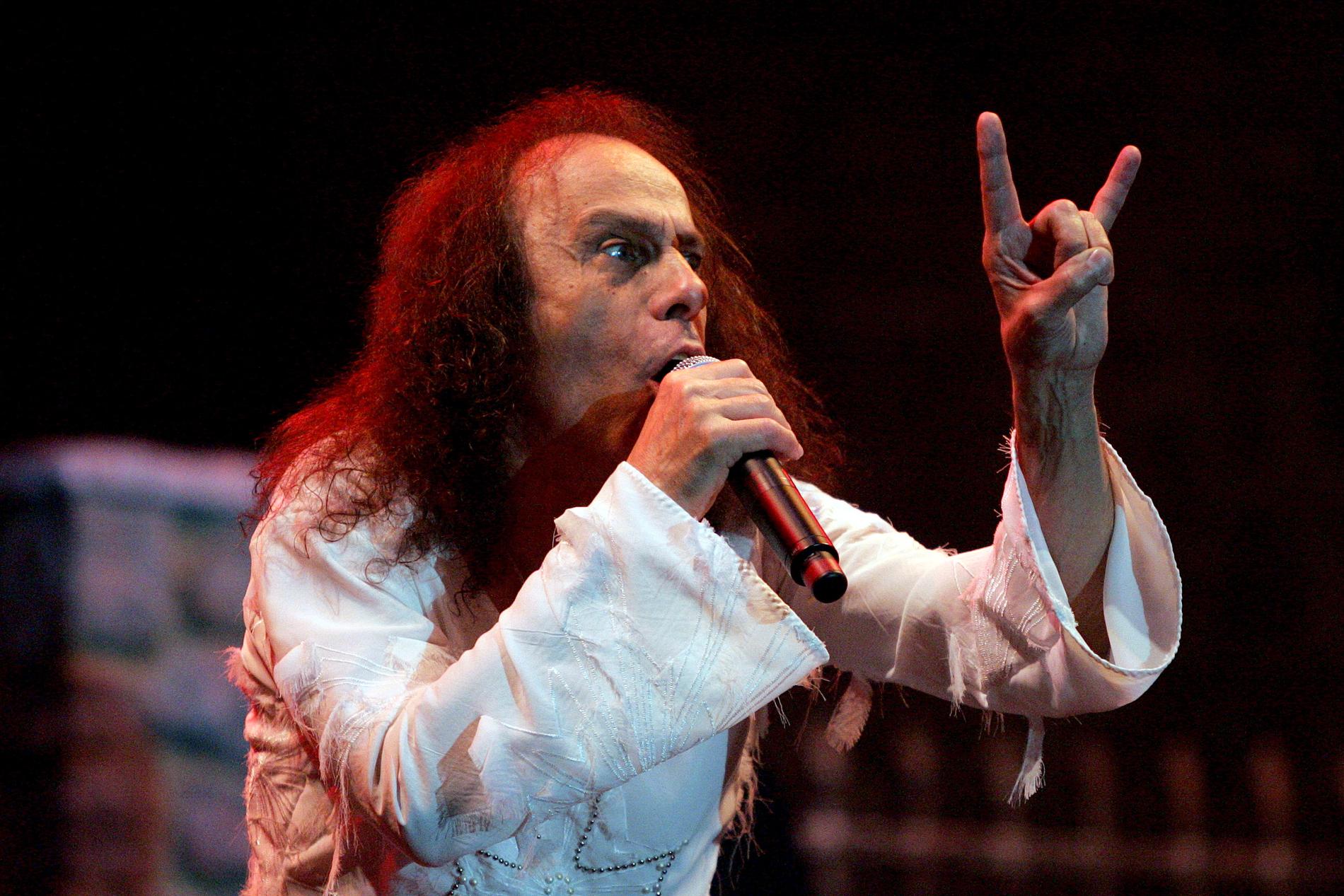 Ronnie James Dio på scen tillsammans med Black Sabbath-förlängningen Heaven & Hell på Sweden Rock Festival 2007.