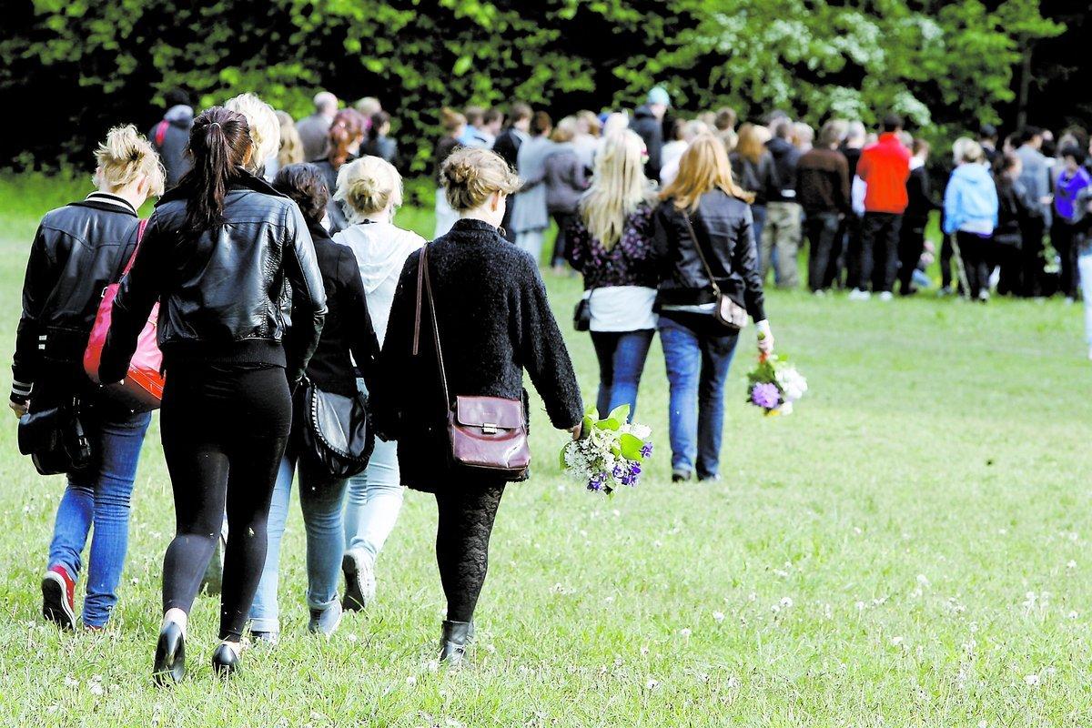 Hedrade flickan Nedanför hoppbacken i Stureby utanför Stockholm samlades i går ledsna skolkamrater. Gråtande tände de ljus och lade ner blommor.
