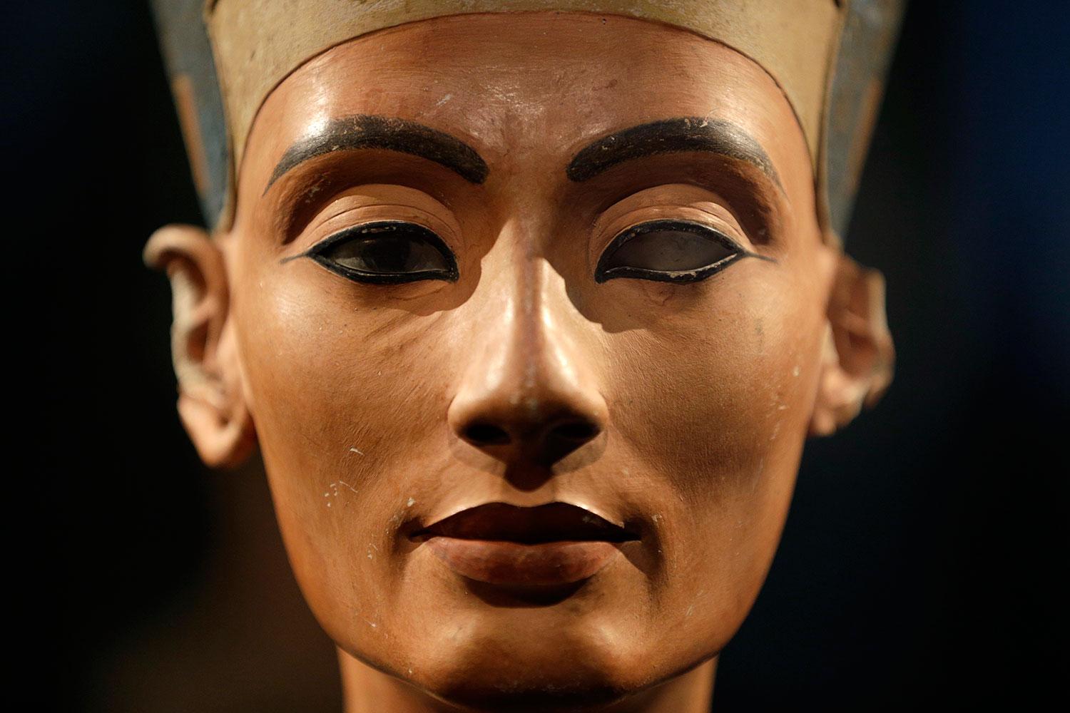 Bysten av Nefertiti finns på Historiska muséet i Berlin.