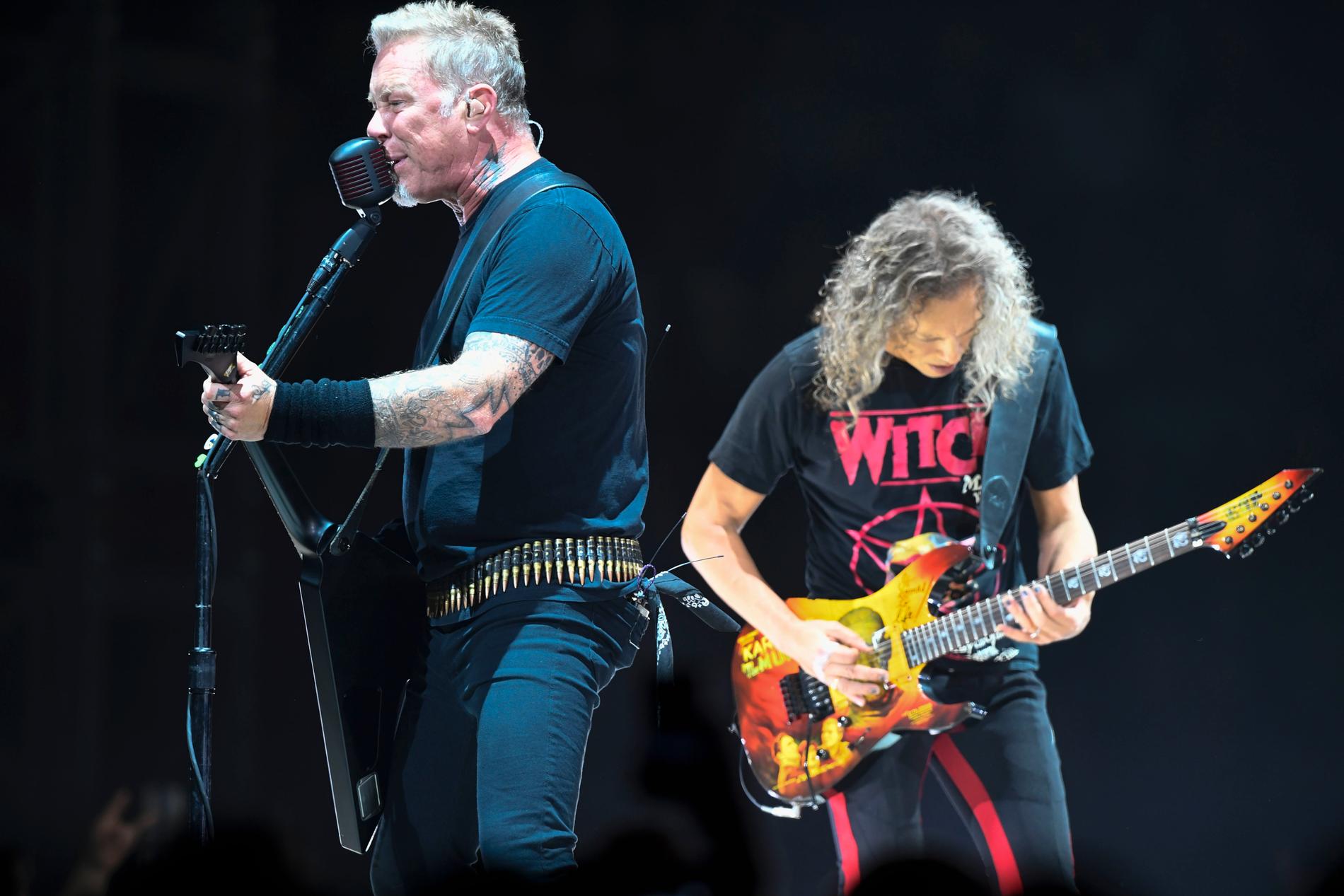 Metallica, med James Hetfield och Kirk Hammett, intar Ullevi under tisdagen. Arkivbild.