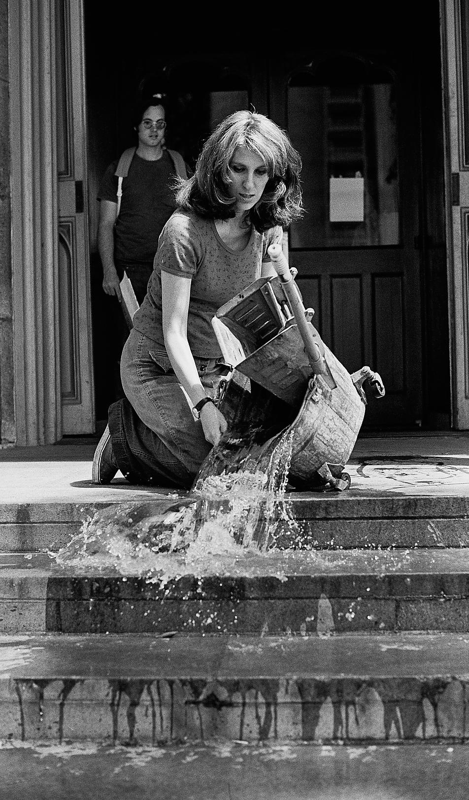 Städning blir konst: Mierle Laderman Ukeles ”Washing/Tracks/Maintenance: Outside” (1973). Foto: Mierle Laderman Ukeles/ Courtesy to Ronald Feldman Fine Arts Gallery, New York