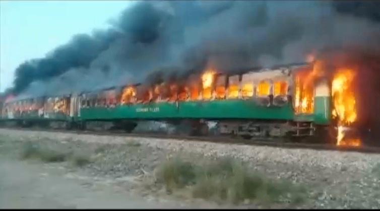 Branden ska ha startat efter att en passagerare på det överfulla tåget använde ett gasolkök. 