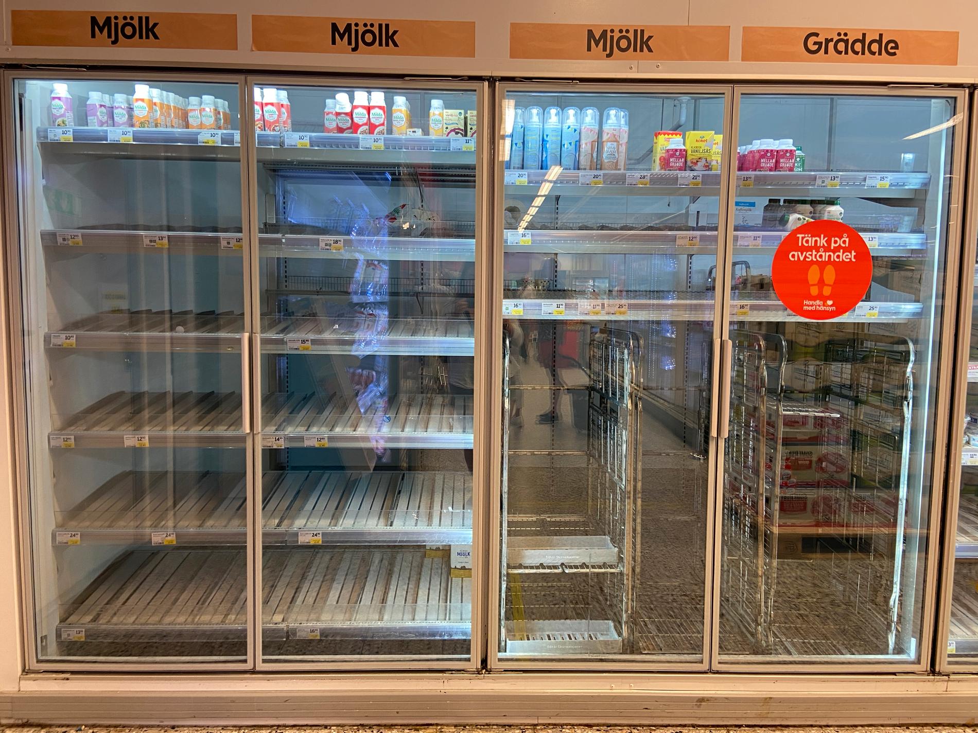 Hyllorna på Ica Supermarket Örkelljunga ekar tomma. 