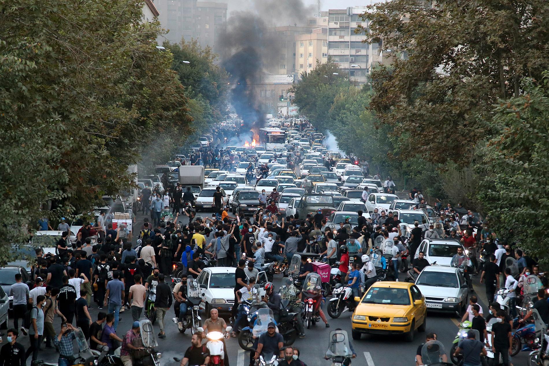 Demonstranter i centrala Teheran på onsdagen. Den här bilden togs av en privatperson och har sedan lämnats vidare till nyhetsbyrån AP.