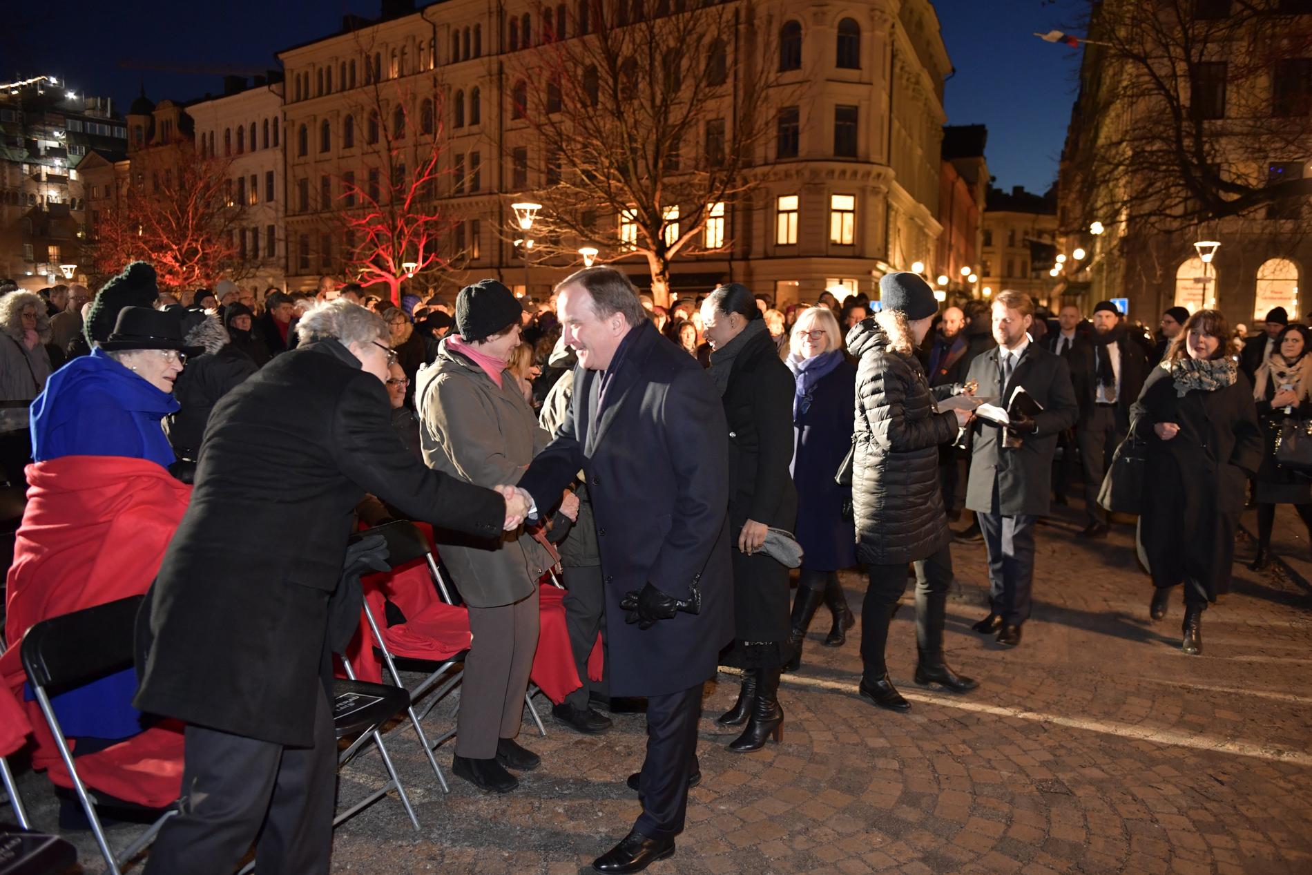 Statsminister Stefan Löfven och kultur- och demokratiminister Alice Bah Kuhnke anländer till minnesceremonin på Raoul Wallenbergs torg i Stockholm.