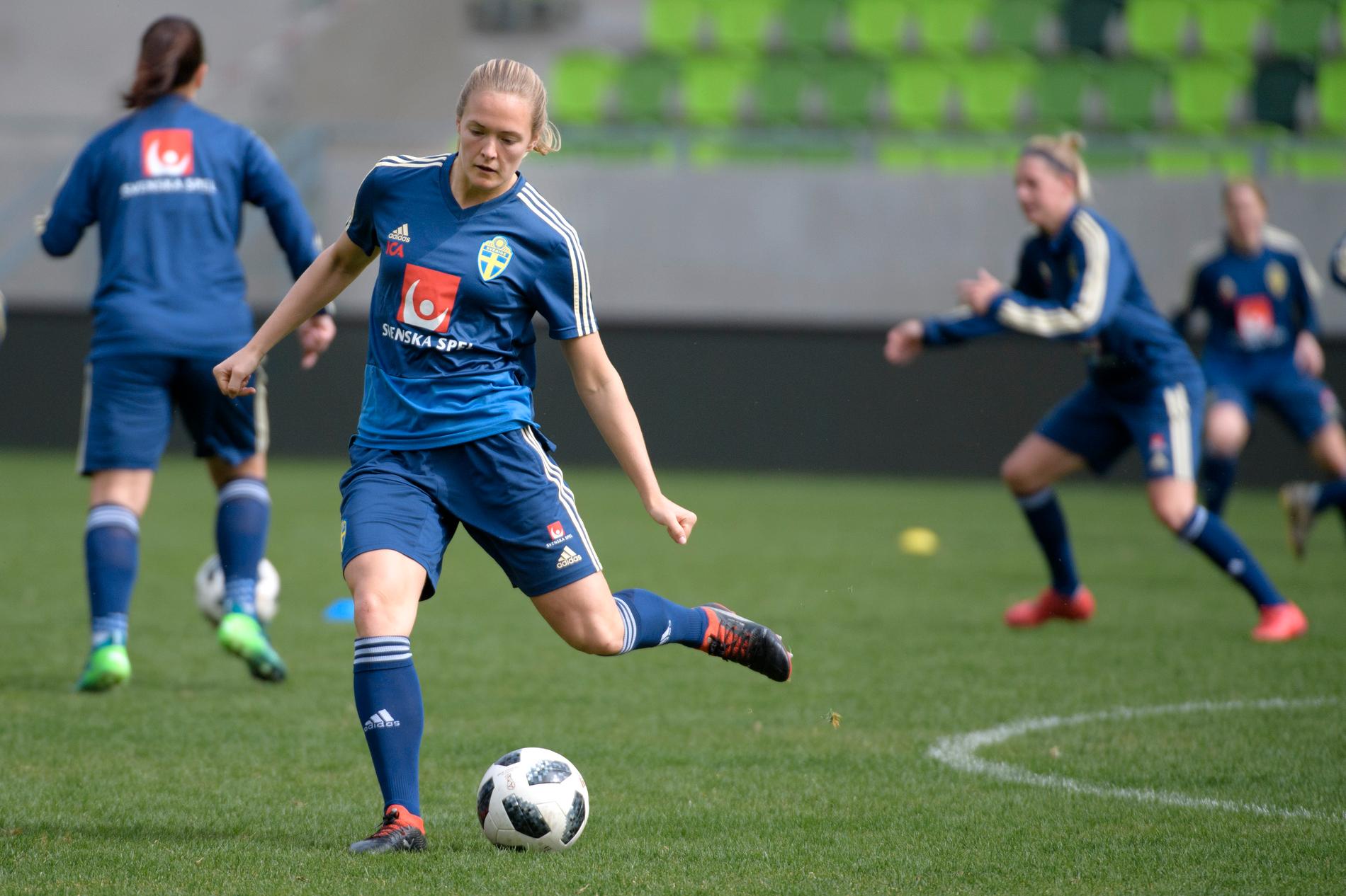 Chelseabacken Magdalena Eriksson under fotbollslandslagets träning på matcharenan Haladás Sportkomplexum i Szombathely dagen före VM-kvalet mot Ungern.
